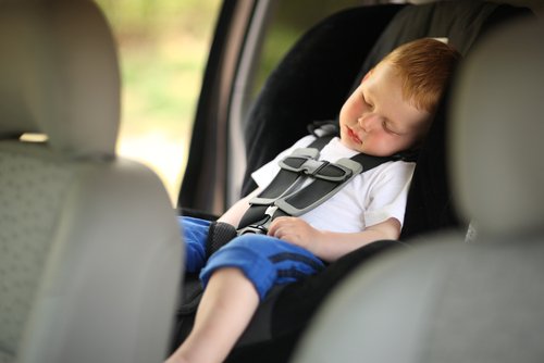 Niño dormido en el asiento trasero del auto. | Foto: Shutterstock