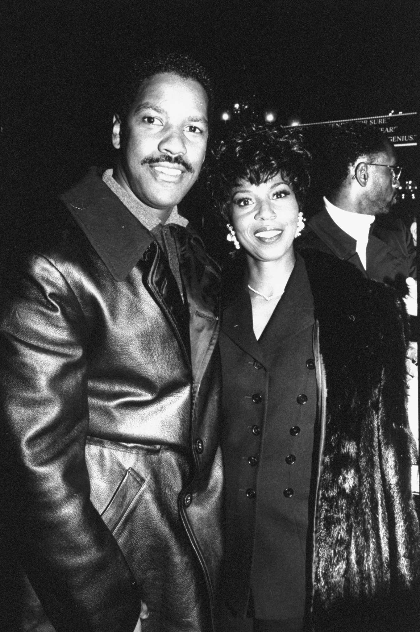 El actor Denzel Washington con su esposa Pauletta llegando a la proyección de la película "Malcolm X". Alrededor de 1992. | Foto: Getty Images