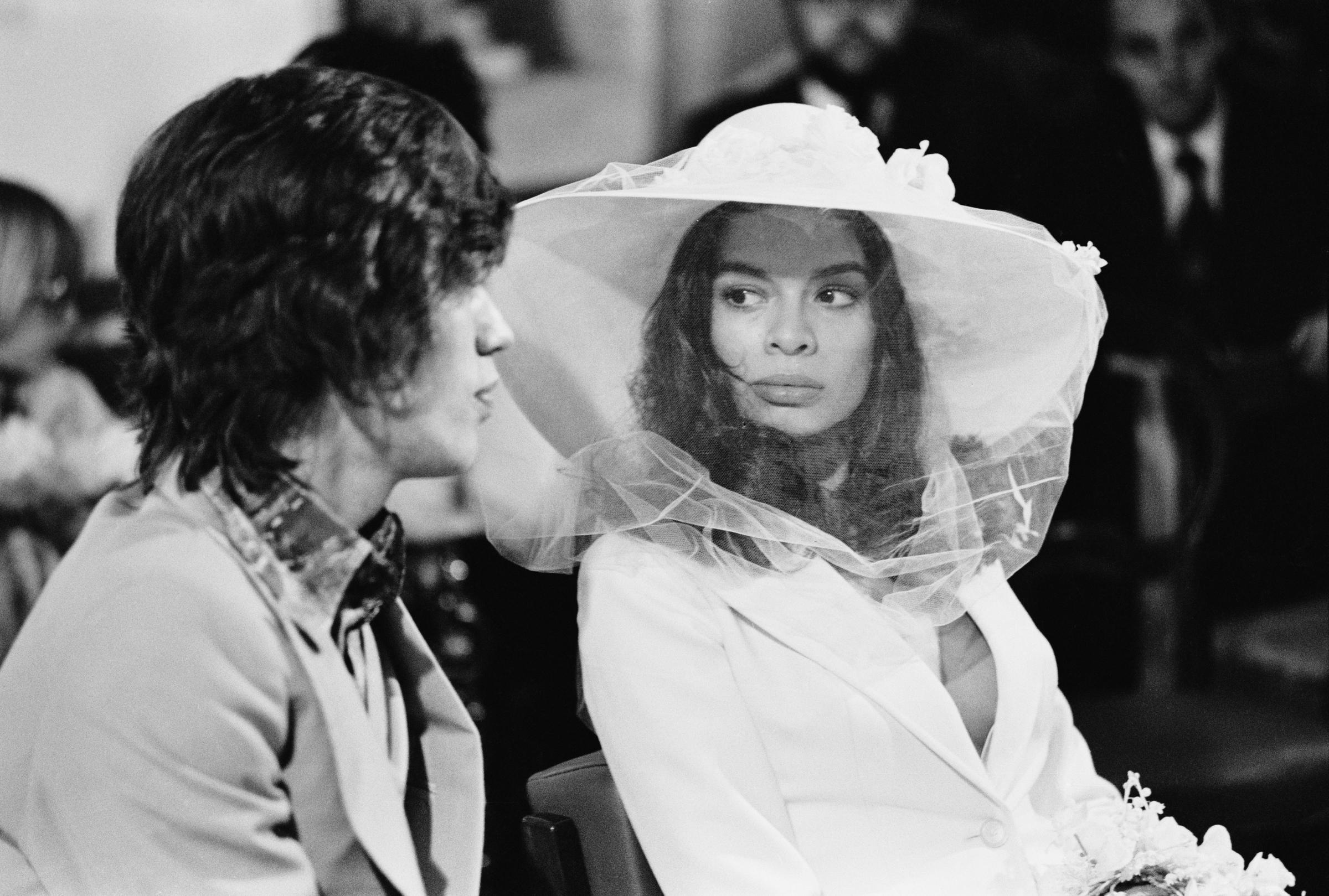 Mick Jagger y Bianca Jagger en su boda en la Iglesia de Santa Ana, St Tropez, el 12 de mayo de 1971 | Fuente: Getty Images