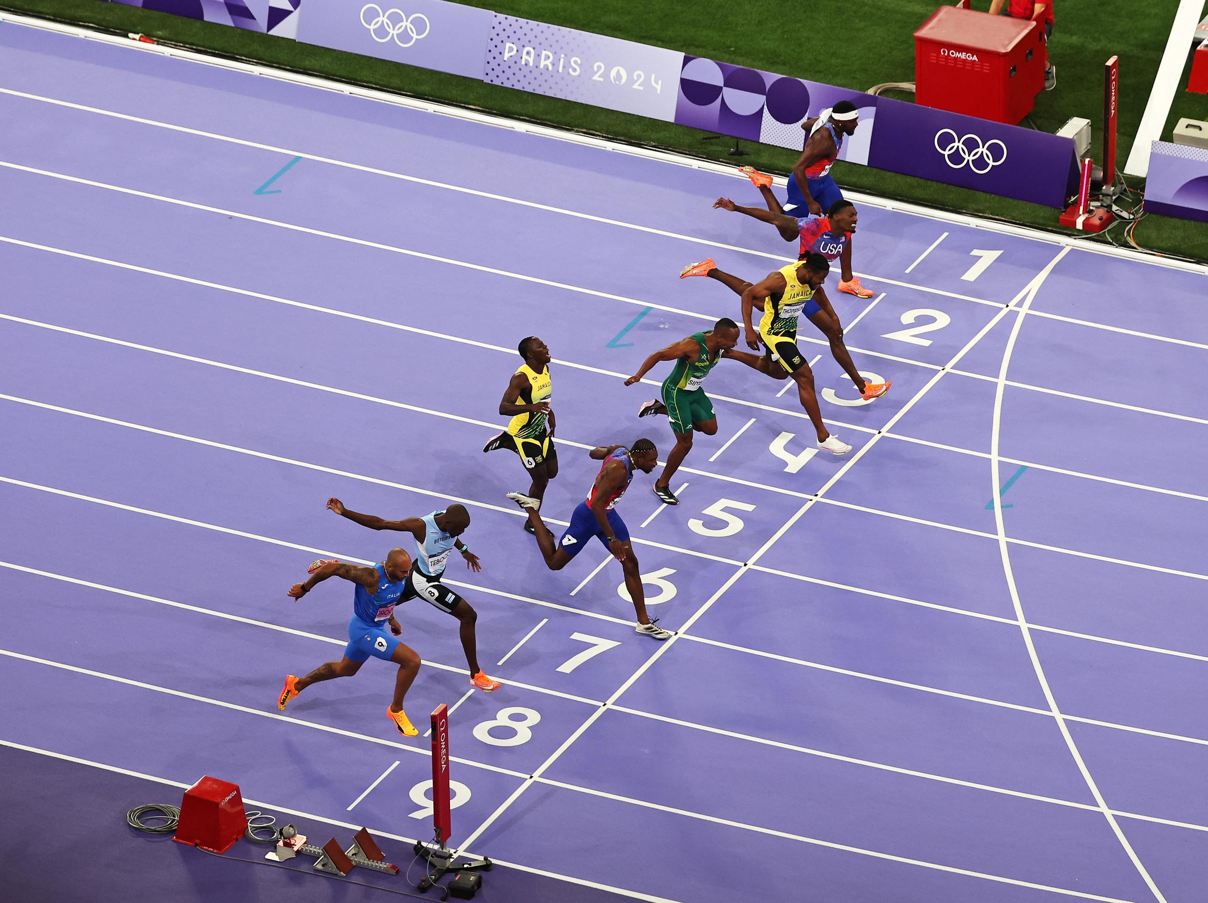 Vista aérea donde Noah Lyles cruza la línea de meta ganando la medalla de oro en la final masculina de los 100 metros planos en los Juegos Olímpicos de París 2024 en París, Francia, el 4 de agosto de 2024 | Fuente: Getty Images