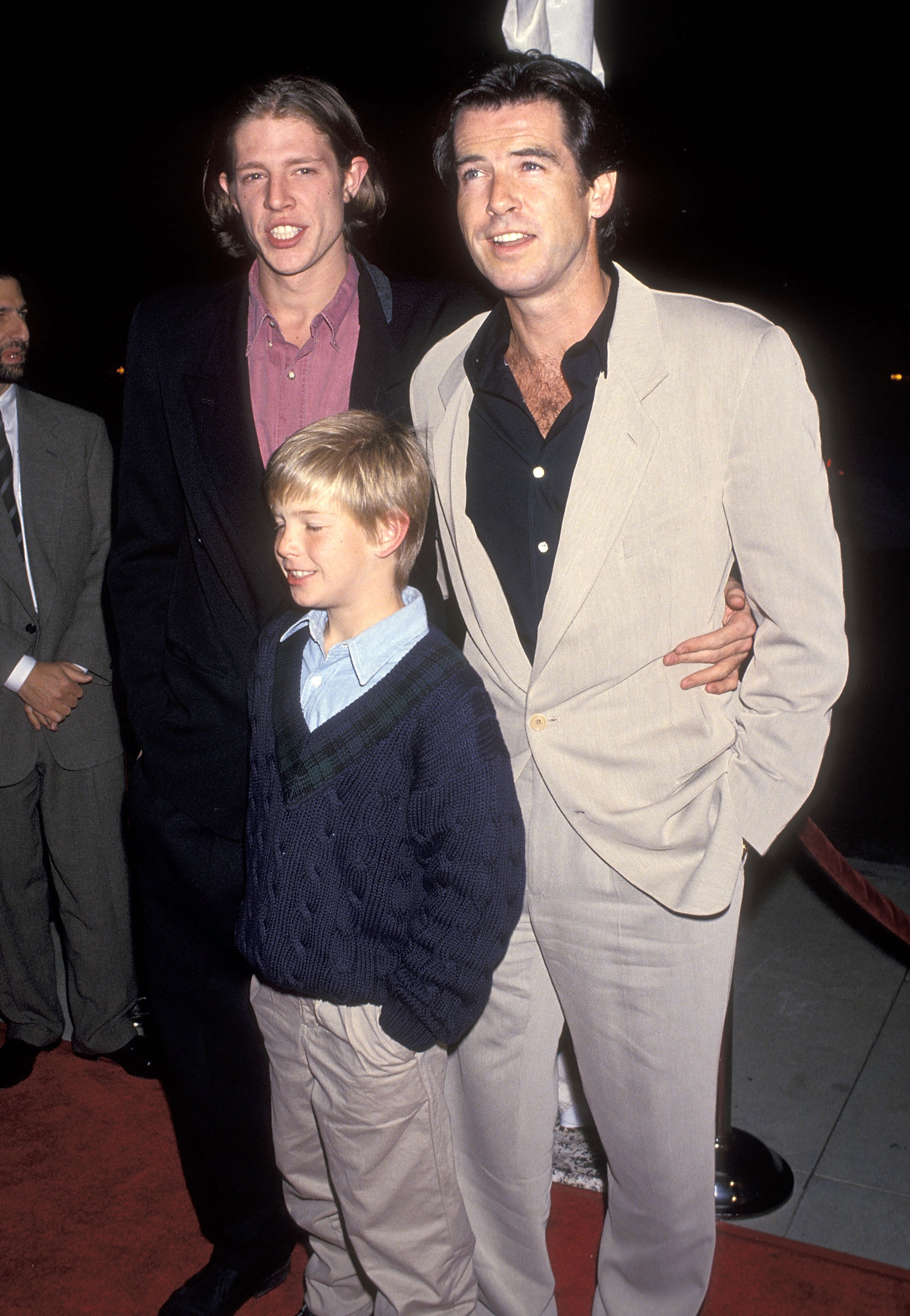 Pierce Brosnan, Christopher Brosnan y Sean Brosnan asisten al estreno de "Mrs. Doubtfire" el 22 de noviembre de 1993 en California | Fuente: Getty Images