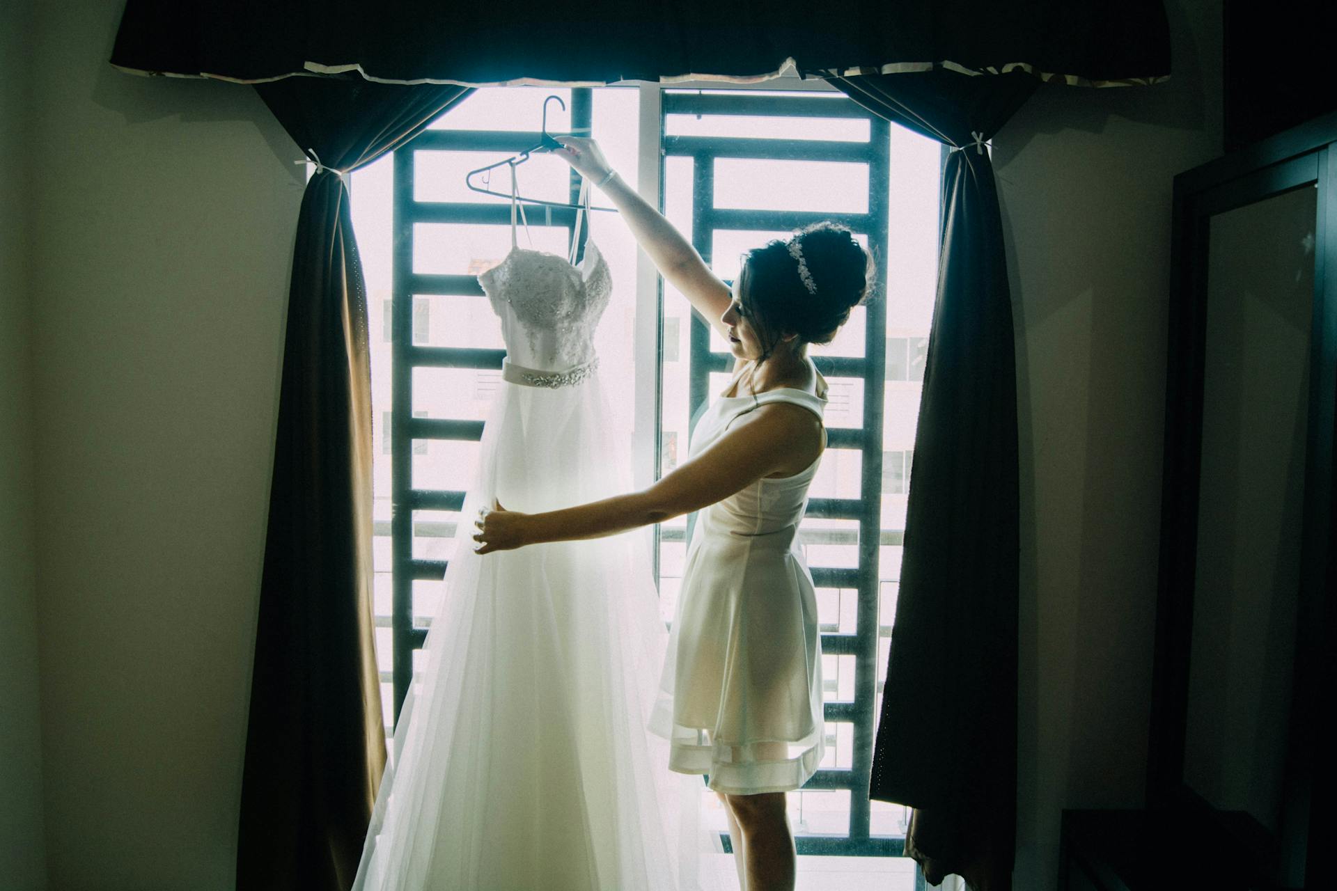 Una mujer admirando un vestido de novia | Fuente: Pexels