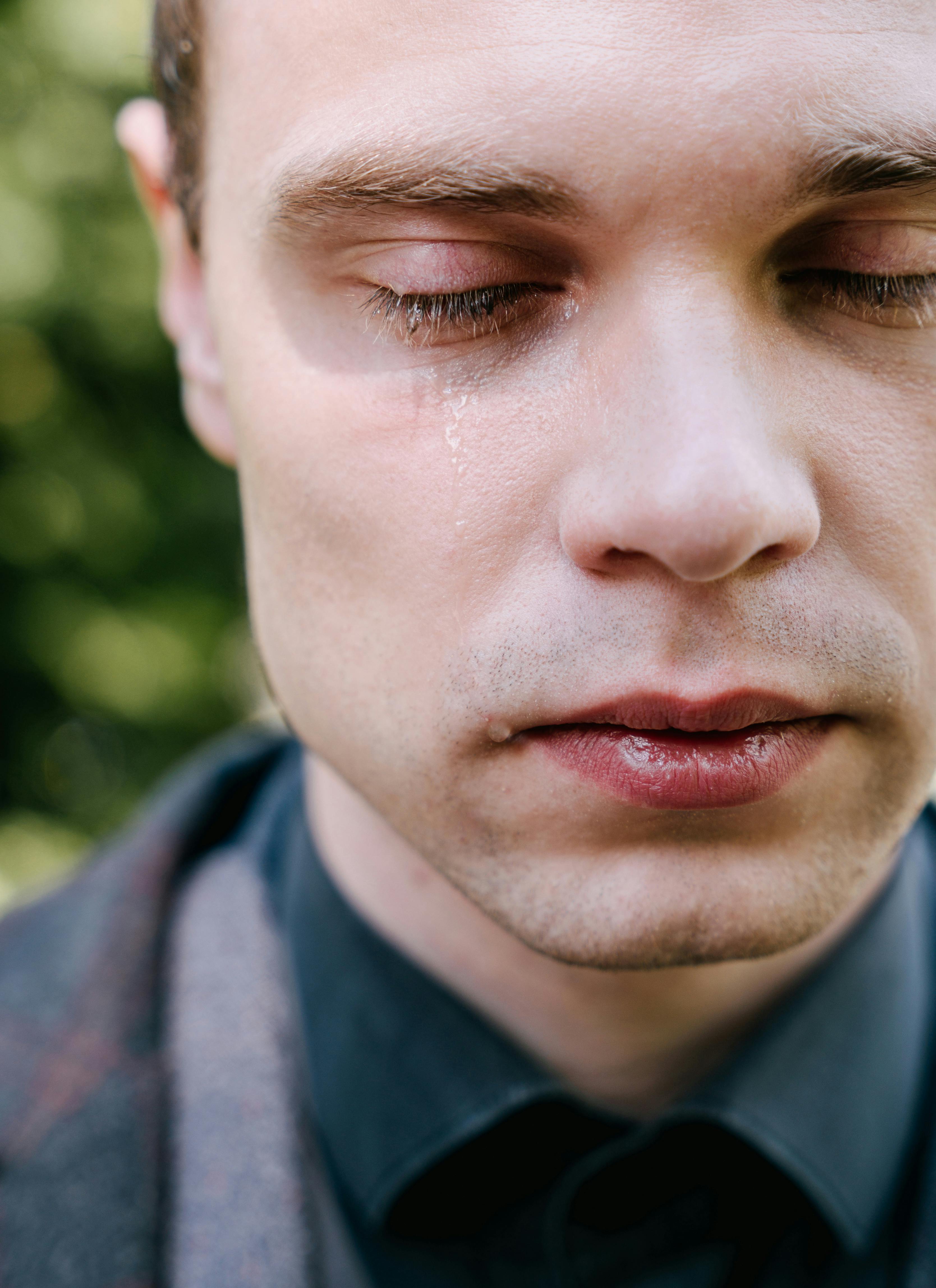 Un hombre llorando | Fuente: Pexels