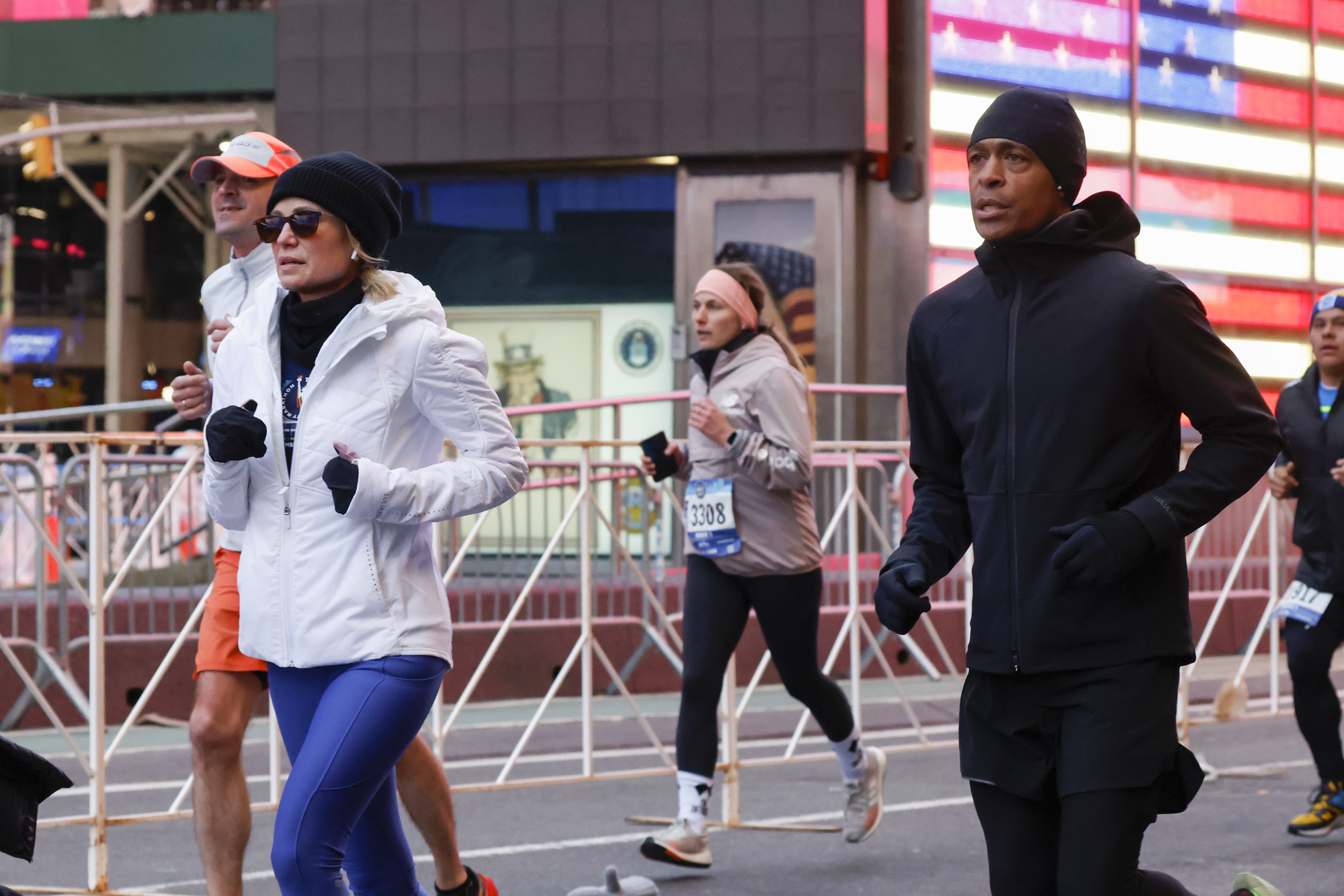 Amy Robach y T. J. Holmes participan en la Media Maratón United Airlines NYC | Fuente: Getty Images