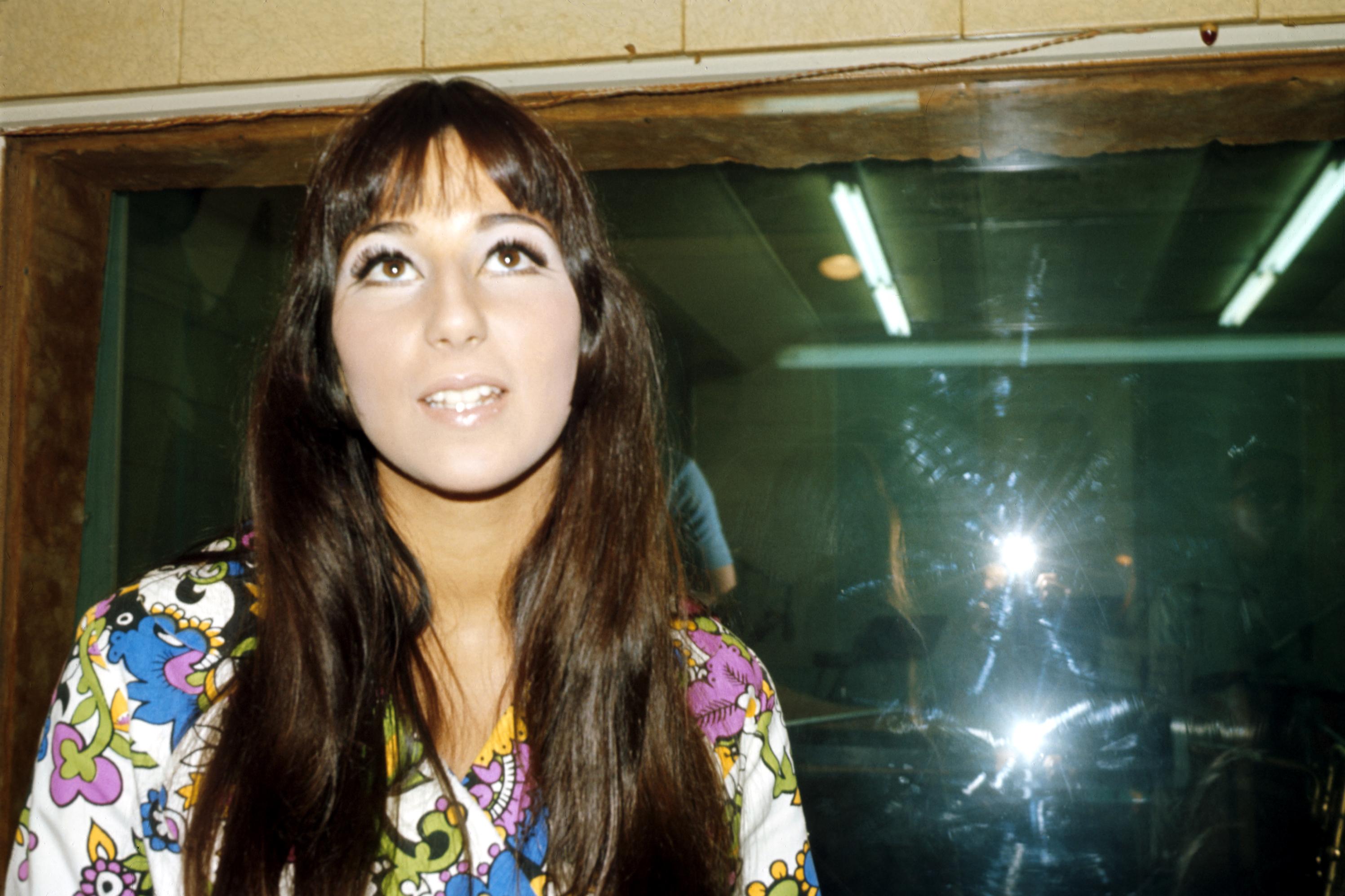 Cher posa durante una sesión de grabación en abril de 1966 en Los Ángeles, California | Fuente: Getty Images