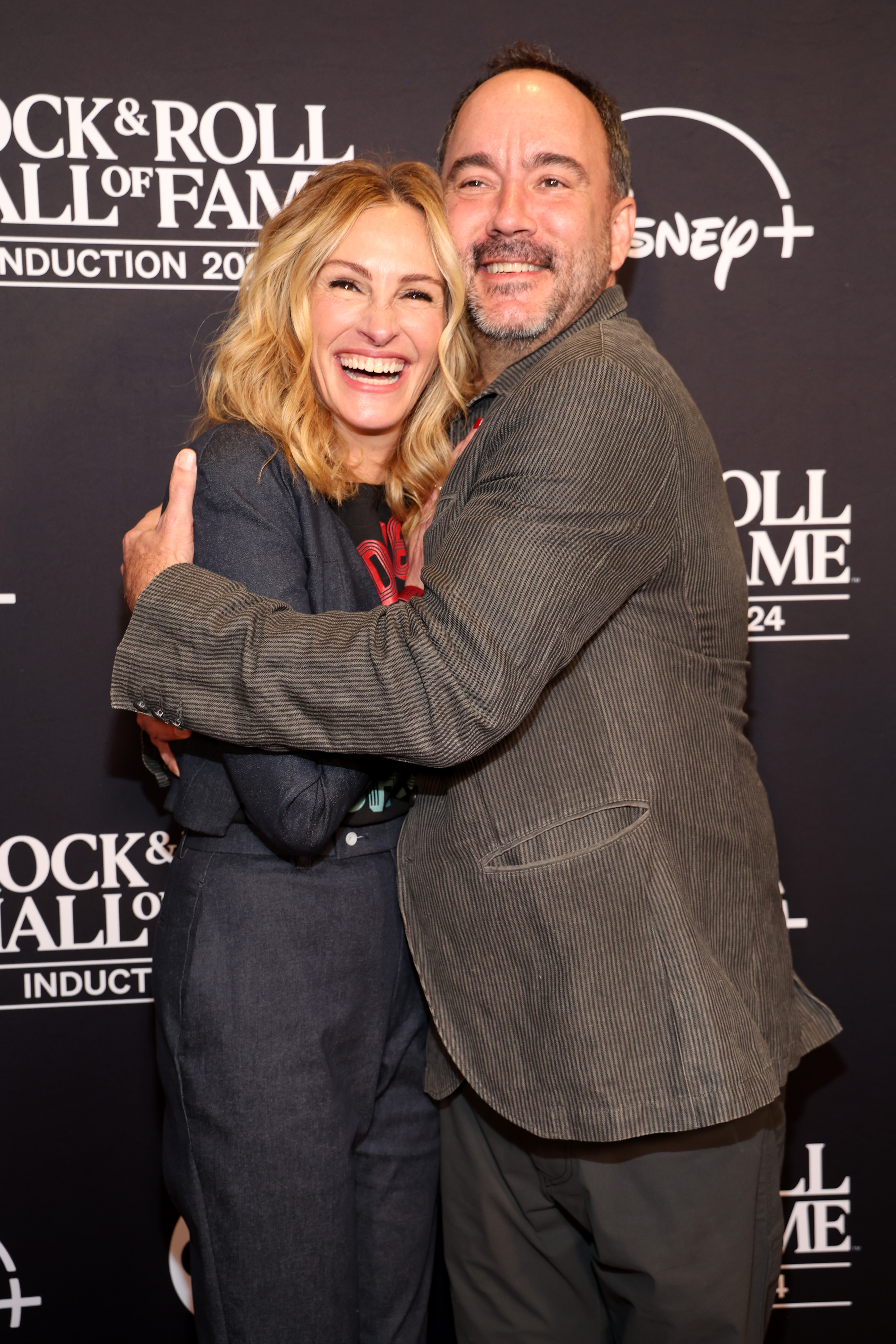 Dave Matthews y Julia Roberts comparten un abrazo en la Ceremonia de Inducción al Salón de la Fama del Rock & Roll 2024 en Cleveland, Ohio, el 19 de octubre de 2024 | Fuente: Getty Images