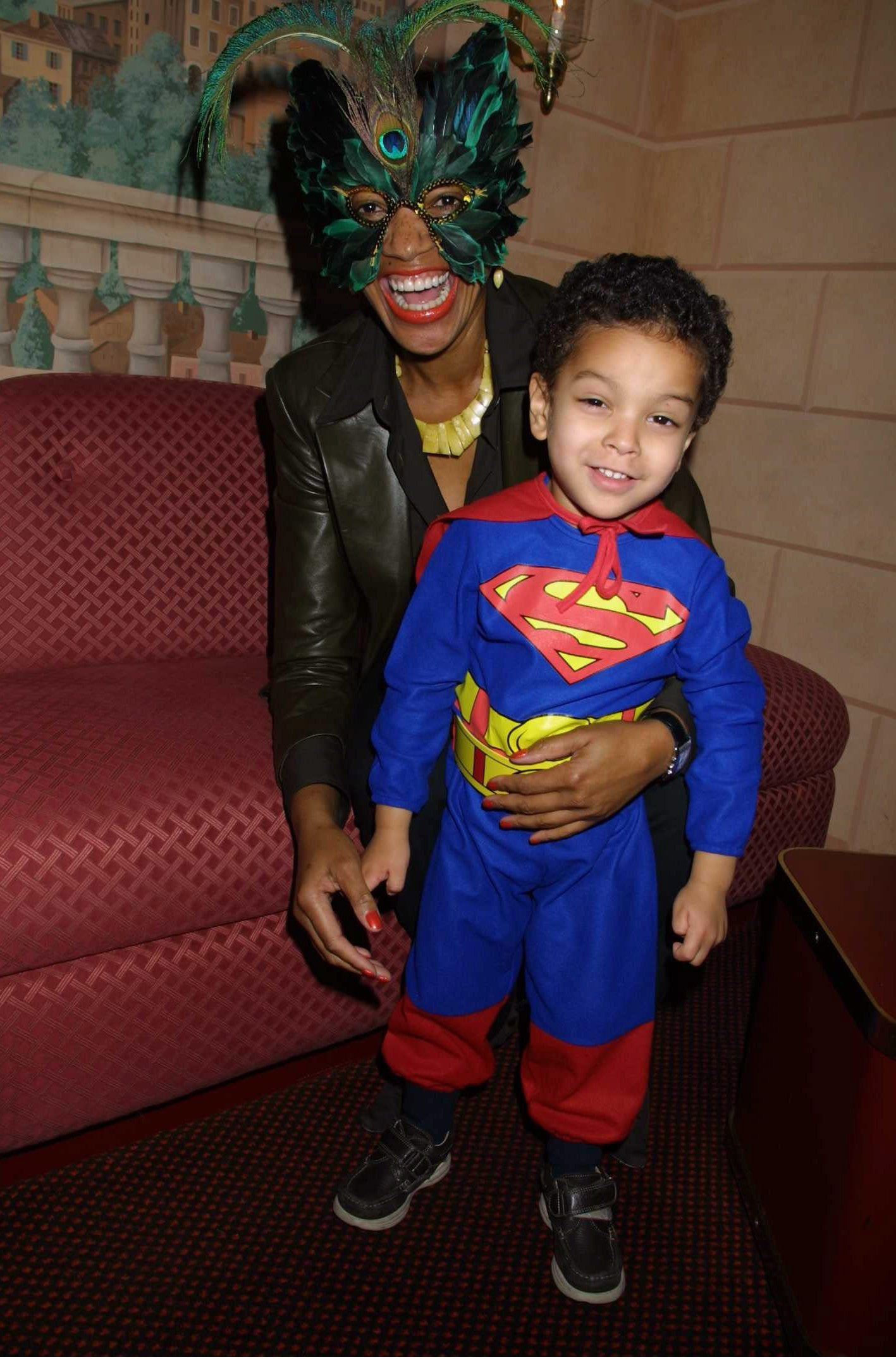 Grace Hightower y Elliot en The Doubles Club para la 26ª Fiesta Anual de Halloween para Niños en Nueva York el 31 de octubre de 2001 | Fuente: Getty Images