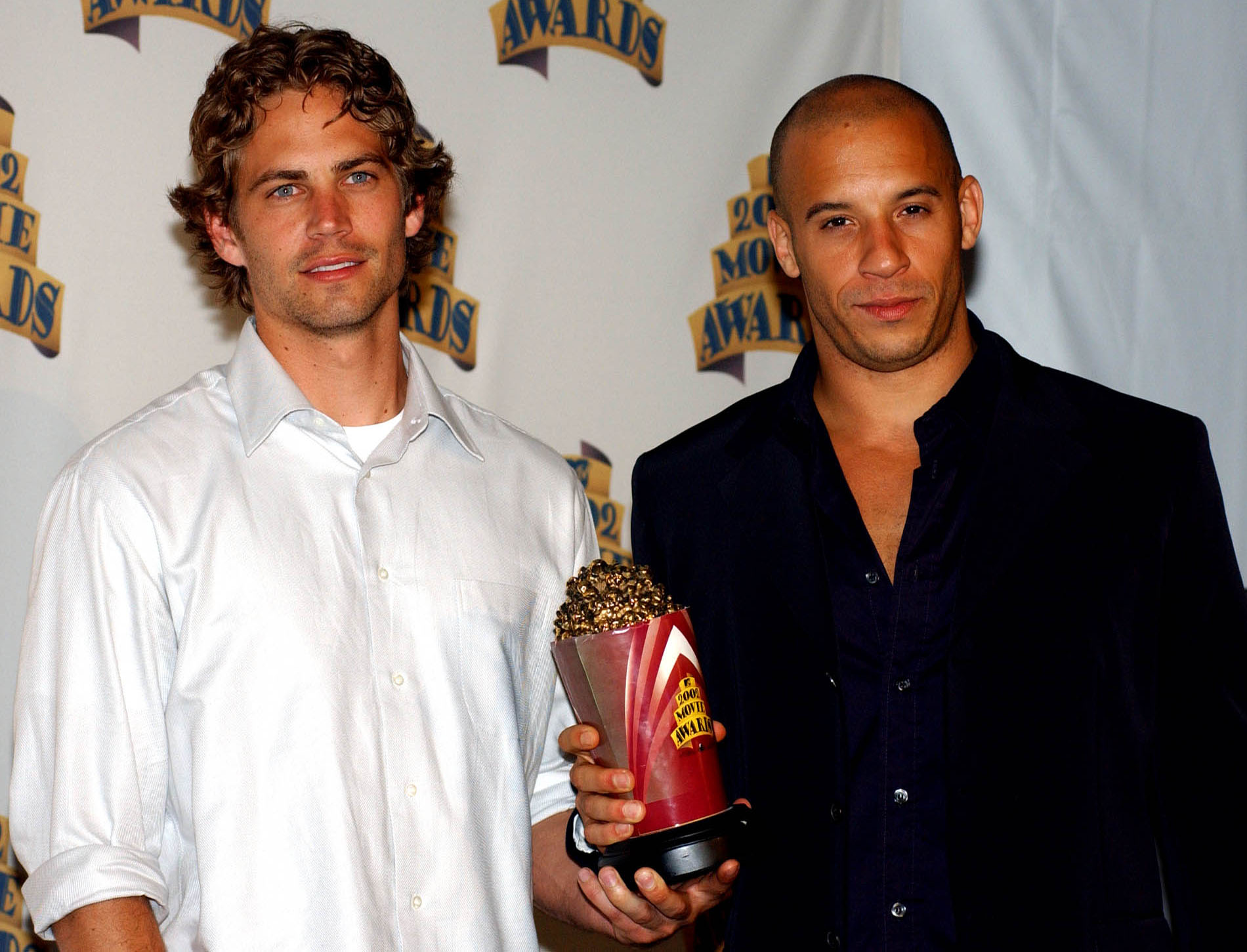 Los dos actores posan con su Premio al "Mejor equipo en pantalla" en el backstage de los MTV Movie Awards en Los Ángeles, en 2002 | Fuente: Getty Images