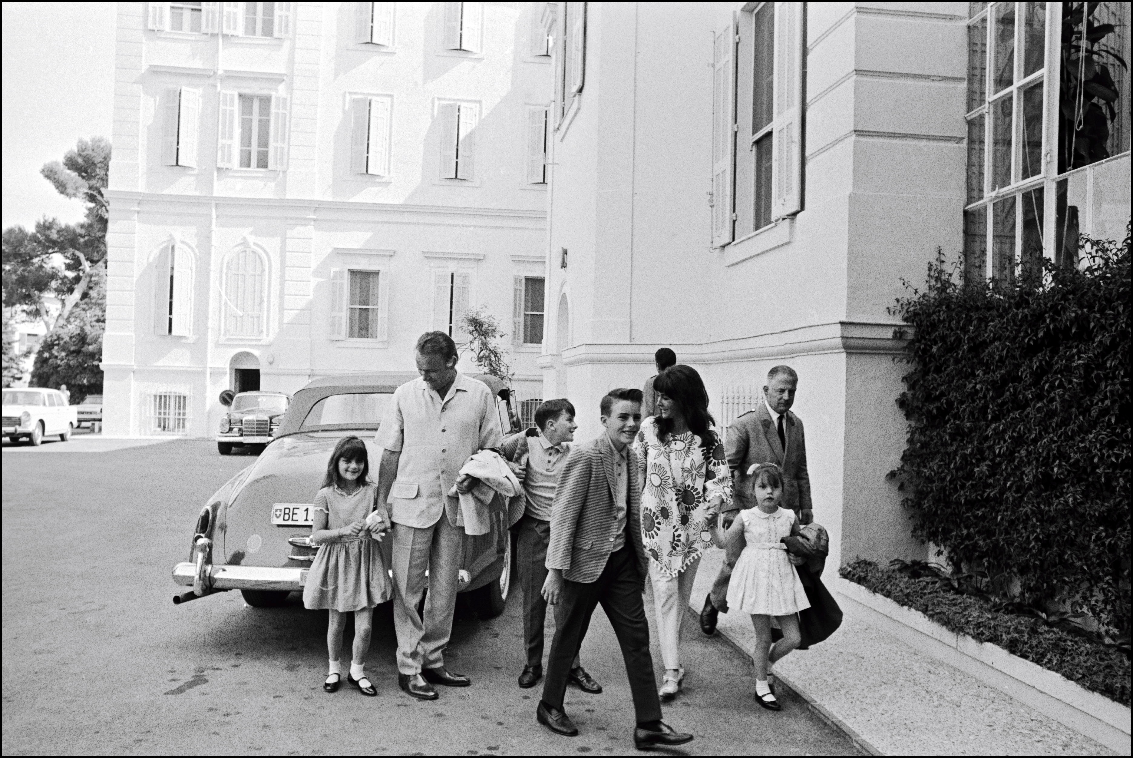 La actriz y su marido con sus hijos Michael, Christopher, Elizabeth y Maria durante unas vacaciones en la Riviera Francesa en 1965 | Fuente: Getty Images