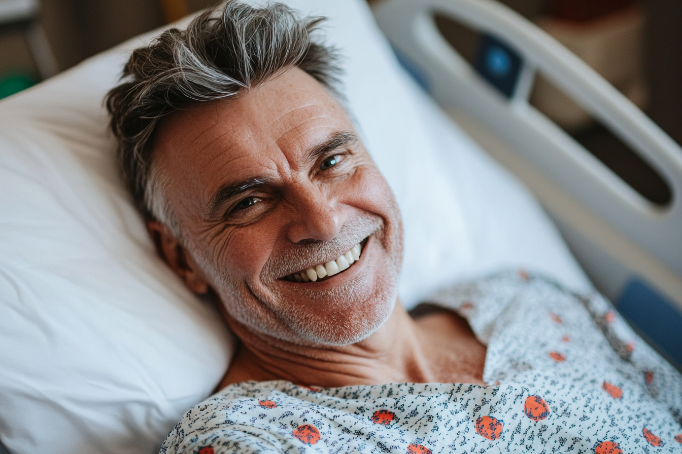 Un hombre en la cama de un hospital sonriendo a alguien | Fuente: Midjourney