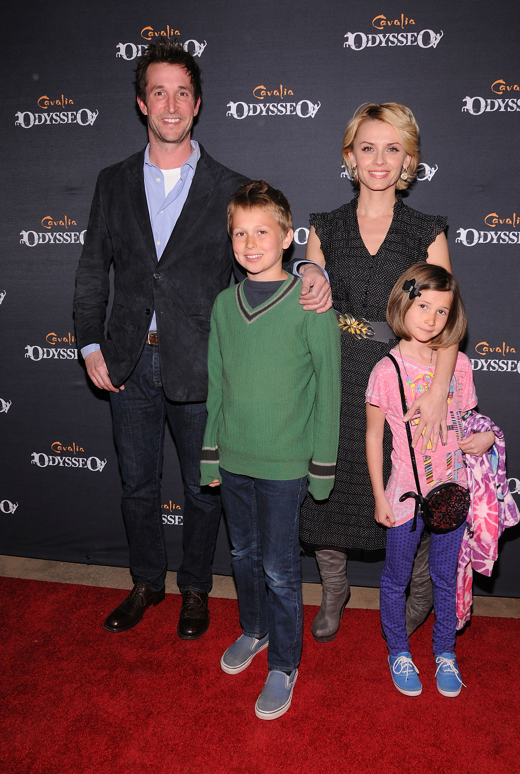 Noah Wyle posa con su hijo Owen, su hija Auden y su entonces novia Sara Wells en la noche del estreno del espectáculo ecuestre "Odysseo" de Cavalia en Burbank, California, el 27 de febrero de 2013. | Fuente: Getty Images