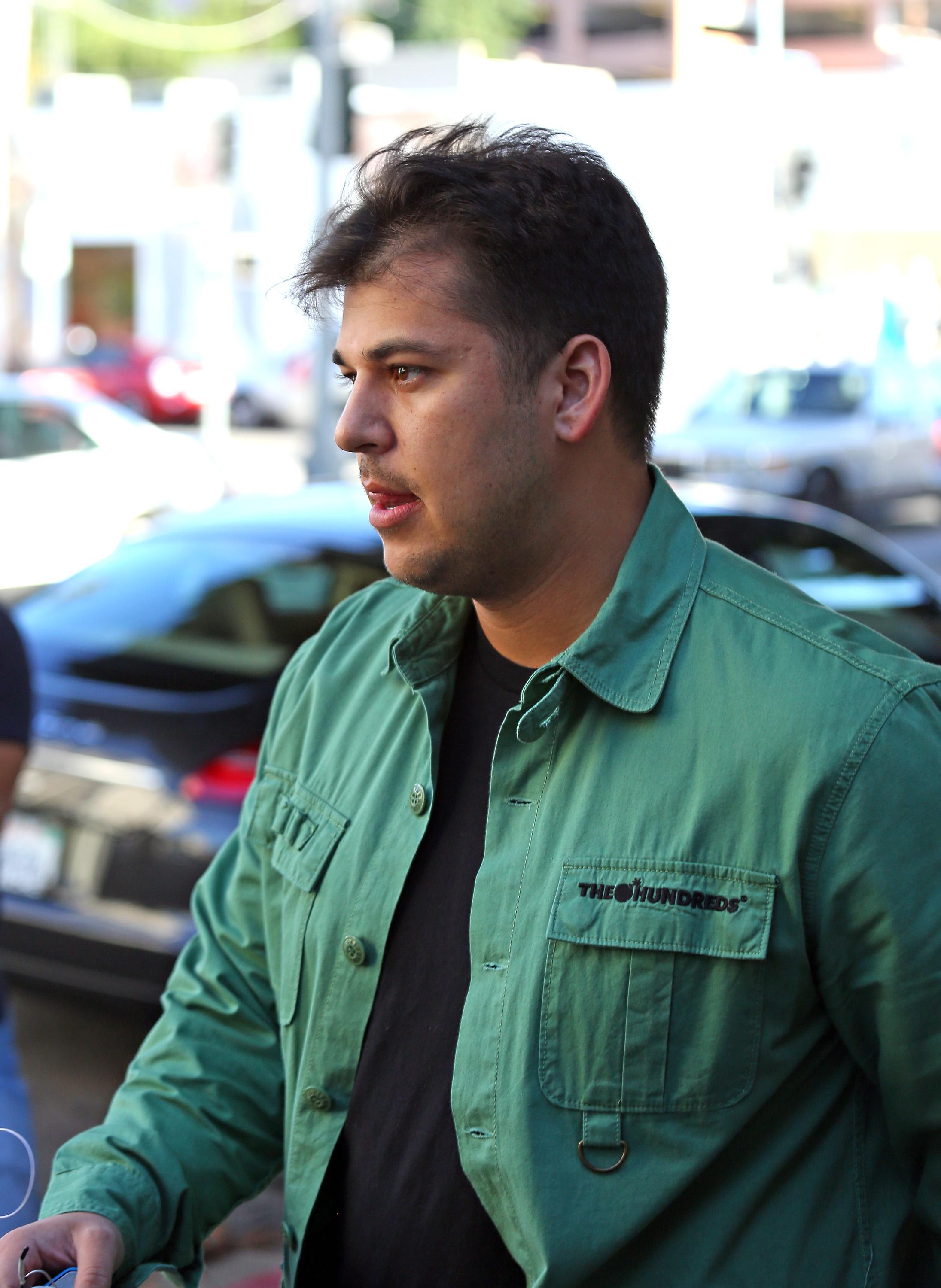 En esta foto, Rob Kardashian aparece con una chaqueta verde durante una salida pública en 2013, cuando su cambio de aspecto empezaba a ser objeto de atención por parte de los medios. Por aquella época, empezó a hablar abiertamente de sus problemas con el peso y la autoestima. | Fuente: Getty Images.