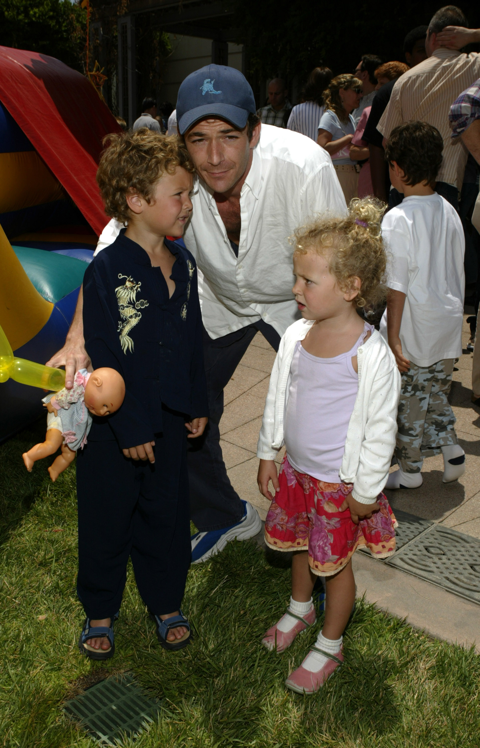 Luke Perry, con Sophie y Jack el 6 de junio de 2004 | Fuente: Getty Images