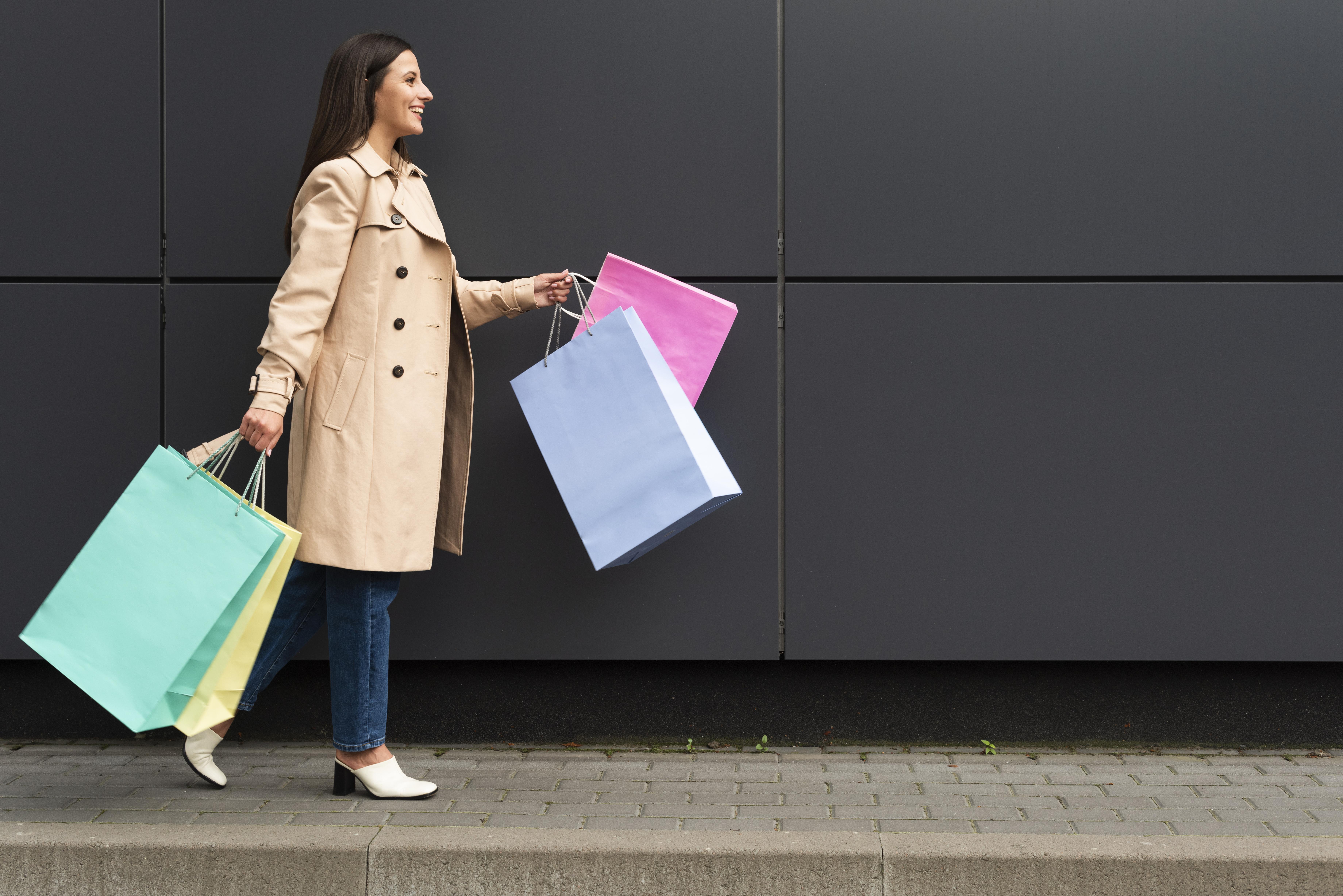 Mujer llevando bolsas de la compra | Fuente: Freepik