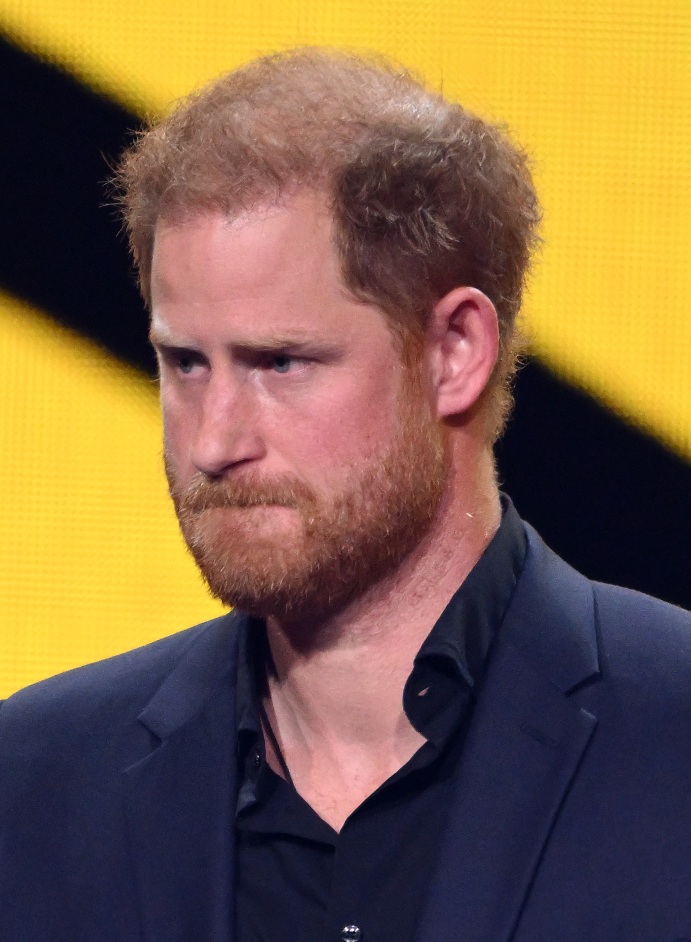 El príncipe Harry, duque de Sussex, pronuncia un discurso durante la ceremonia de clausura de los Juegos Invictus de Düsseldorf en el Merkur Spiel-Arena de Düsseldorf, Alemania, el 16 de septiembre de 2023. | Fuente: Getty Images