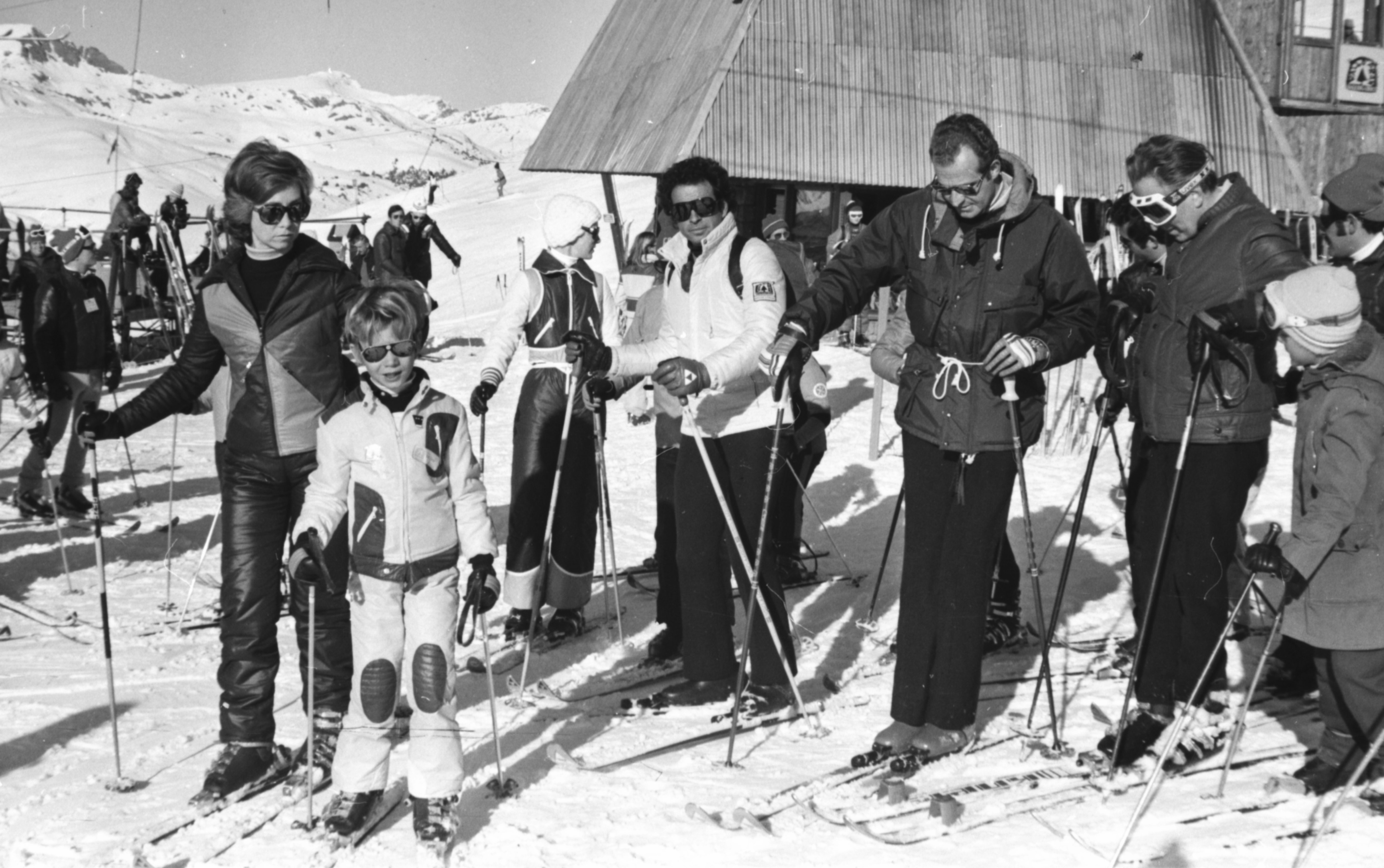 Reyes de España, Sofía y Juan Carlos en Baqueira, en 1976. | Foto: Getty Images