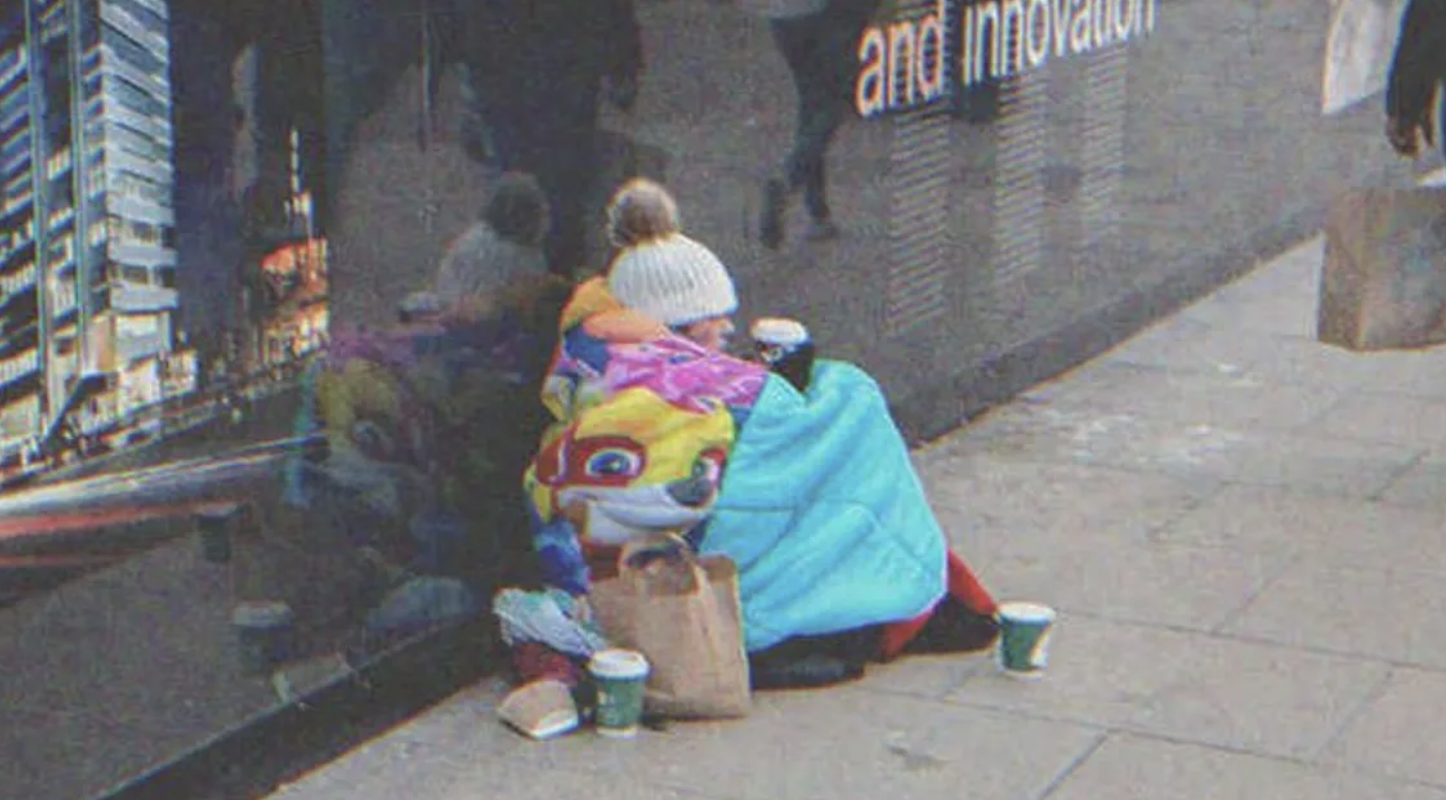 Niña sin hogar sentada en la calle | Fuente: Shutterstock
