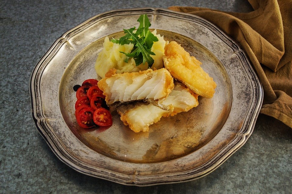 Plato de bacalao acompañado con variedad de vegetales. | Foto: Pixabay
