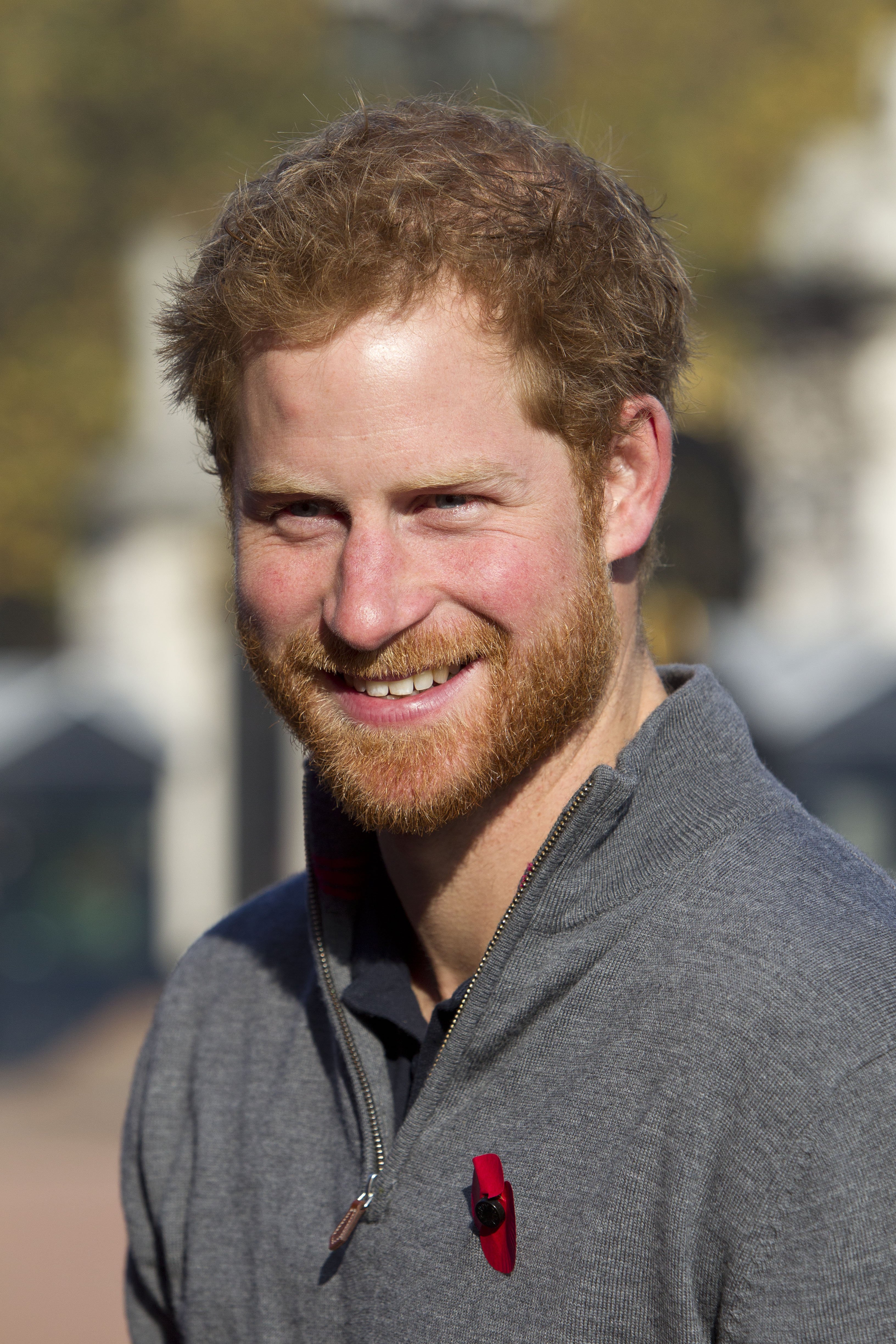 El príncipe Harry en la explanada del Palacio de Buckingham, el 1 de noviembre de 2015 en Londres, Inglaterra. | Foto: Getty Images