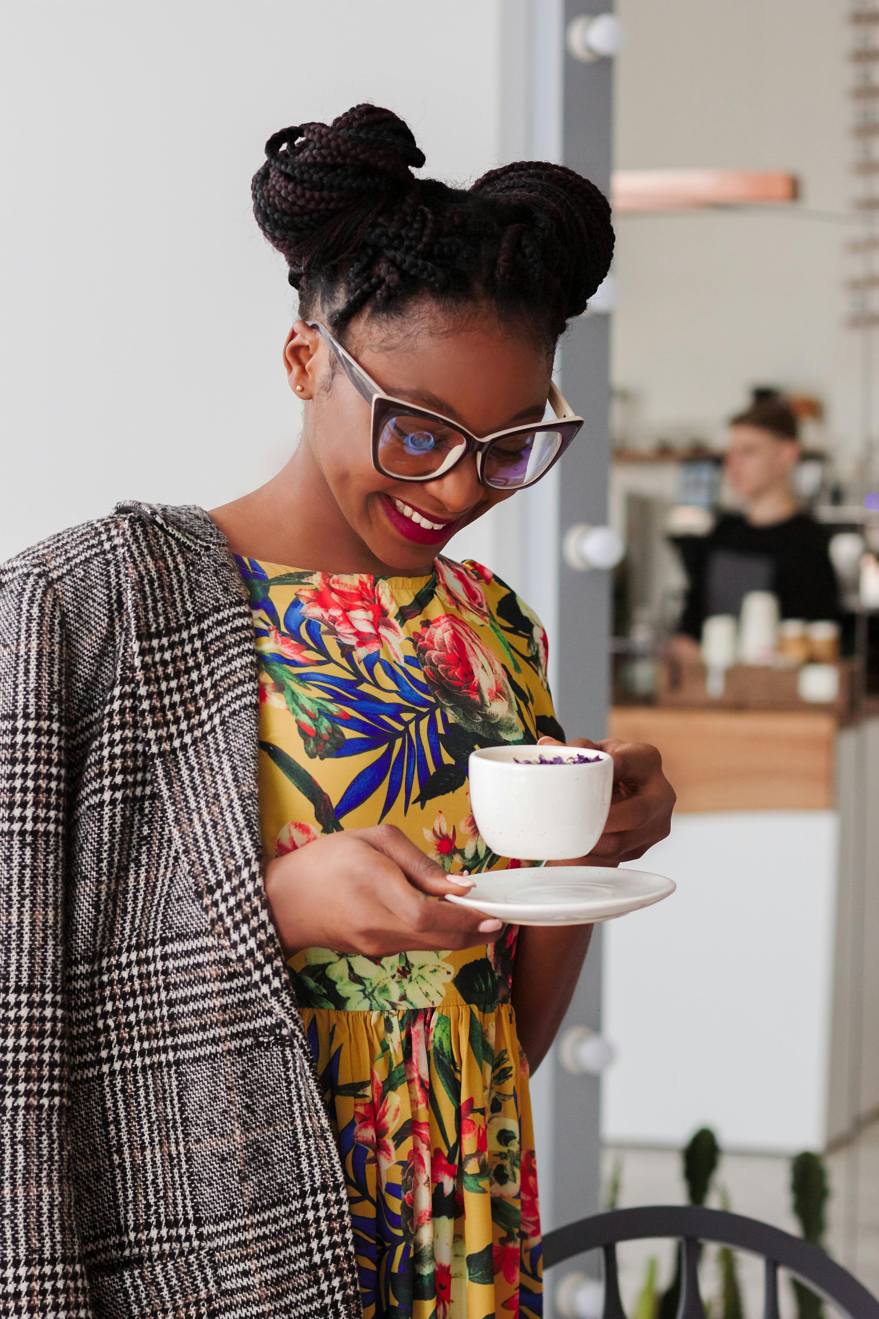 Una mujer con una taza de café | Fuente: Pexels