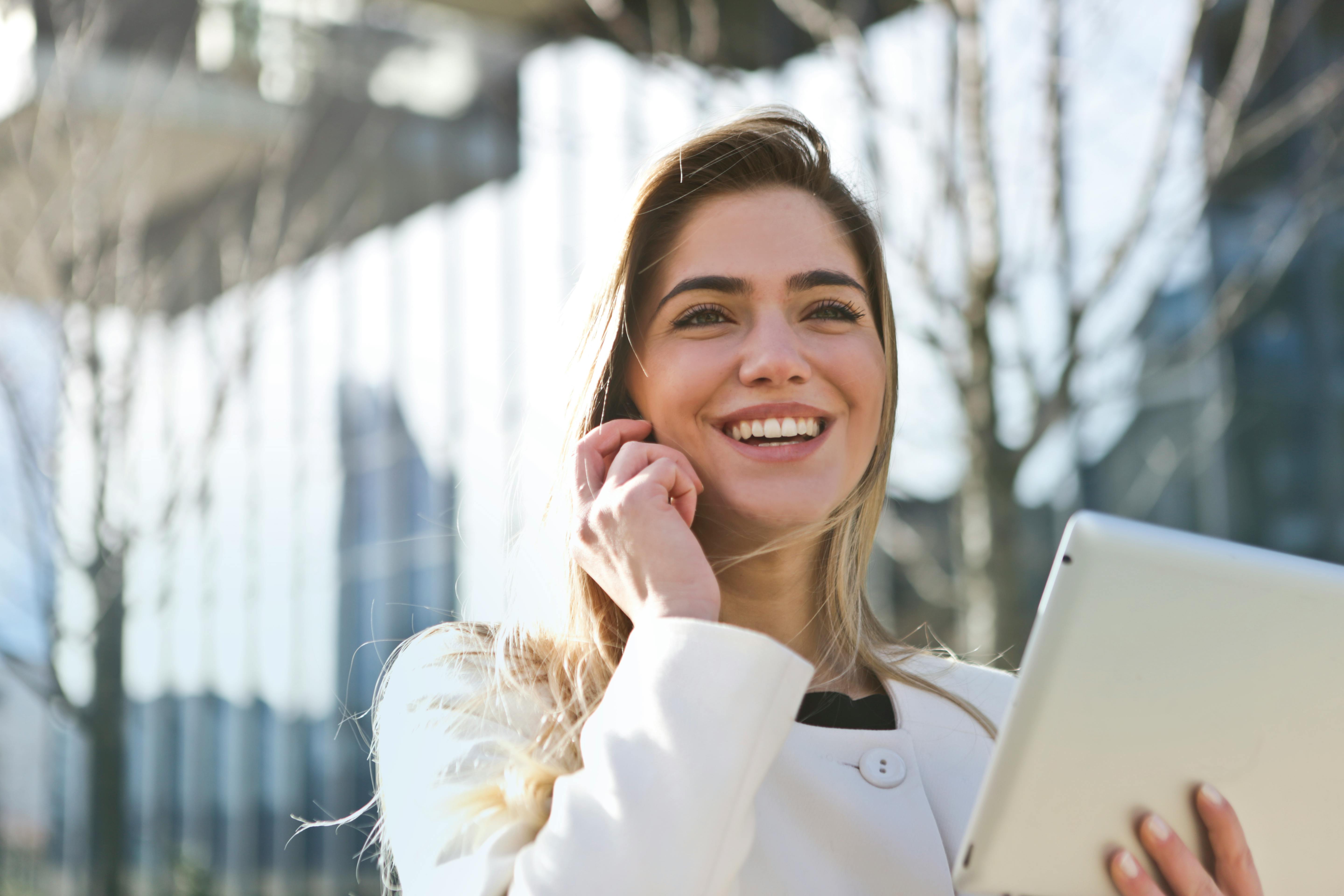 Una mujer feliz en una llamada telefónica | Fuente: Pexels