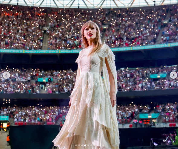 Taylor Swift en el escenario durante la gira The Eras Tour, publicada el 24 de junio de 2024 | Fuente: Instagram/taylorswift