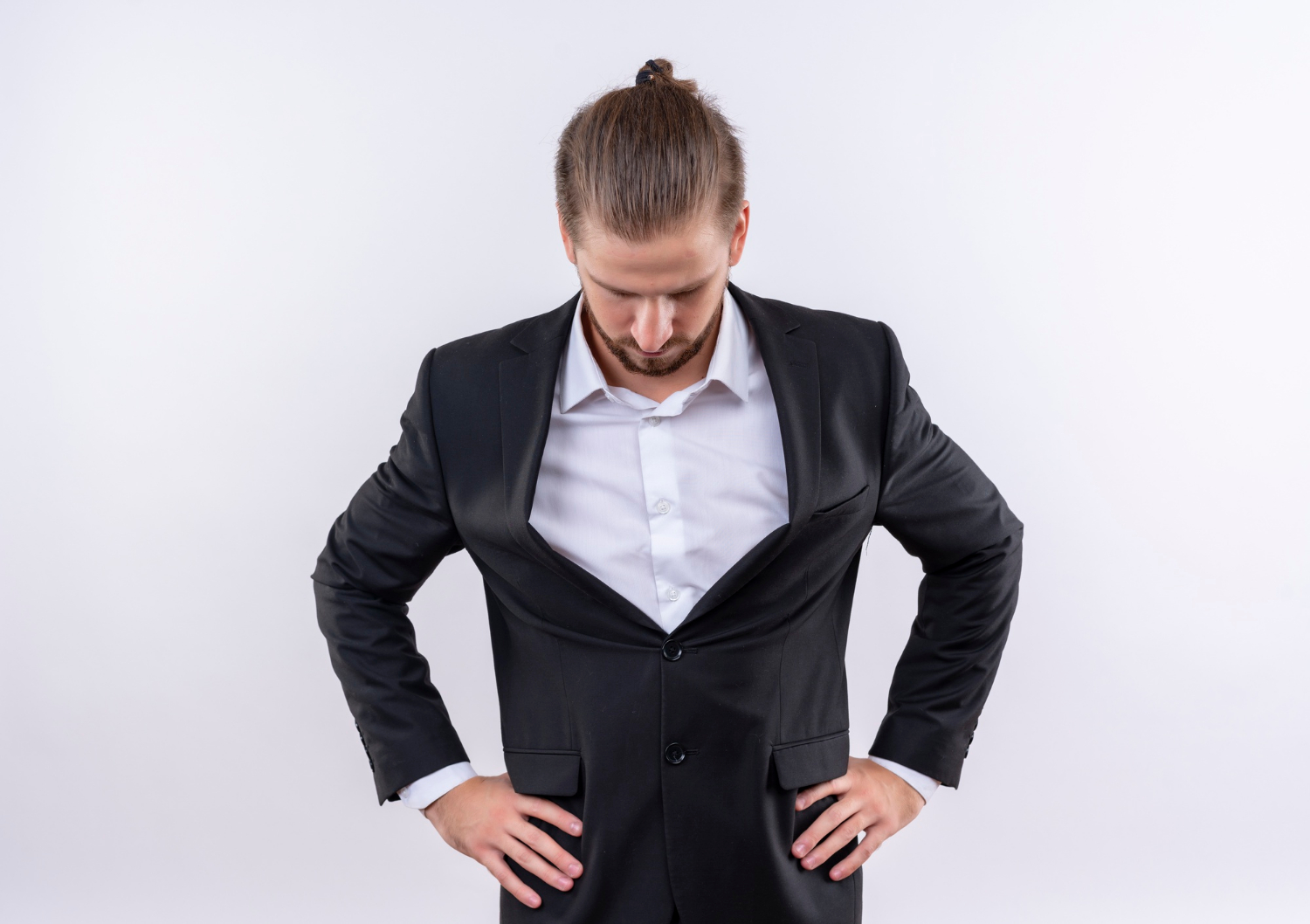 Un hombre molesto con un traje elegante | Fuente: Freepik