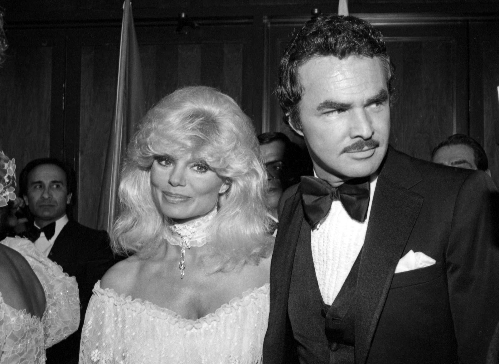 La famosa rubia explosiva y Burt Reynolds fotografiados el 13 de mayo de 1982. | Fuente: Getty Images