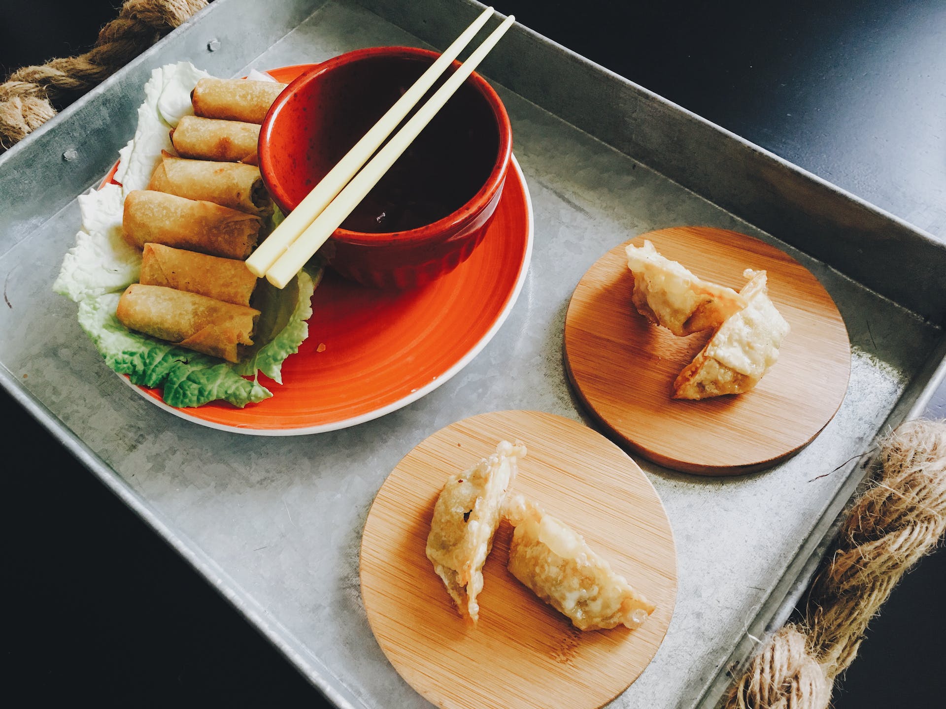 Rollitos de primavera y albóndigas en una bandeja | Foto: Pexels