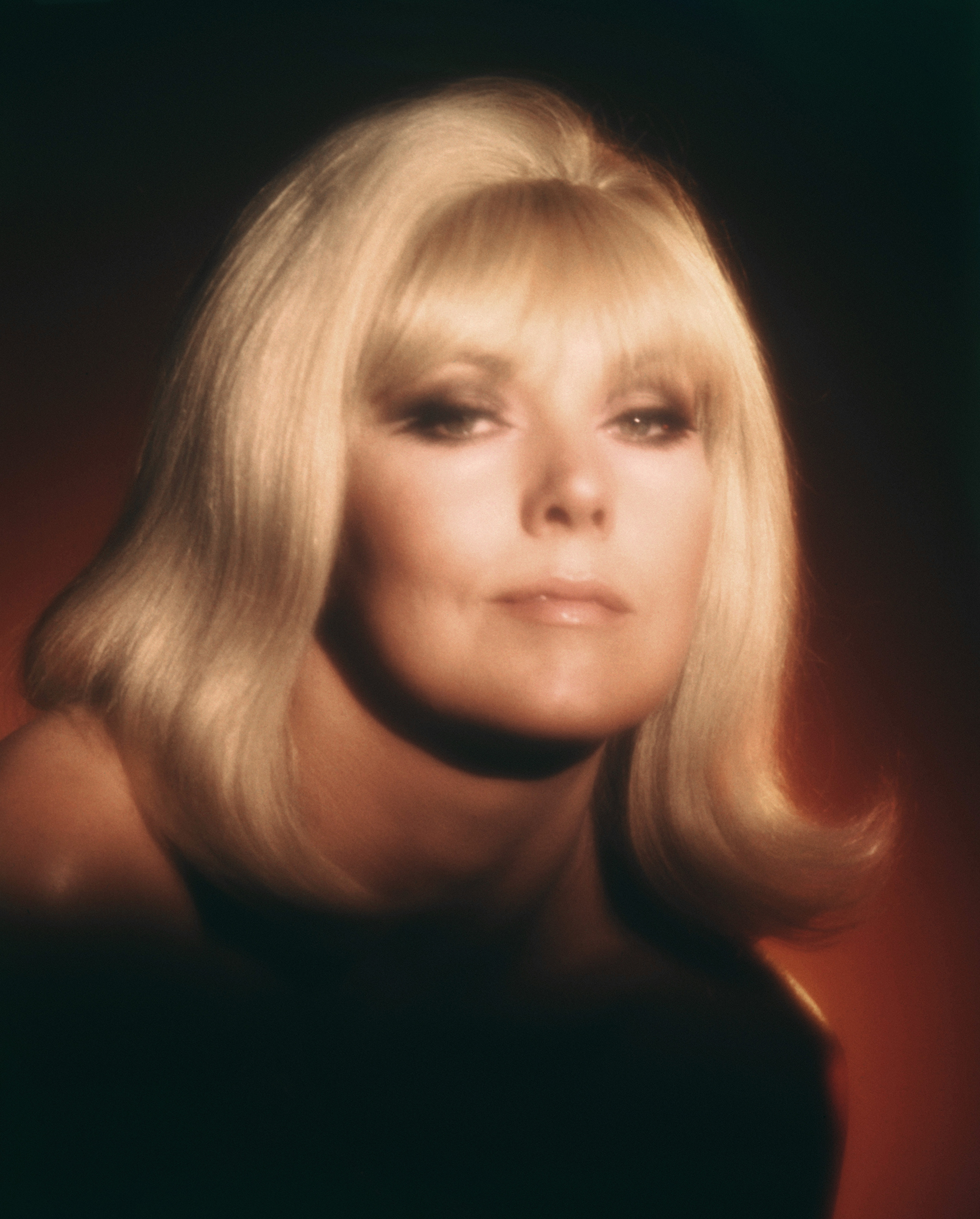 Kim Novak posa para un retrato vinculado a The Legend of Lylah Clare, luciendo un atuendo oscuro y un peinado bob rubio corto. | Fuente: Getty Images