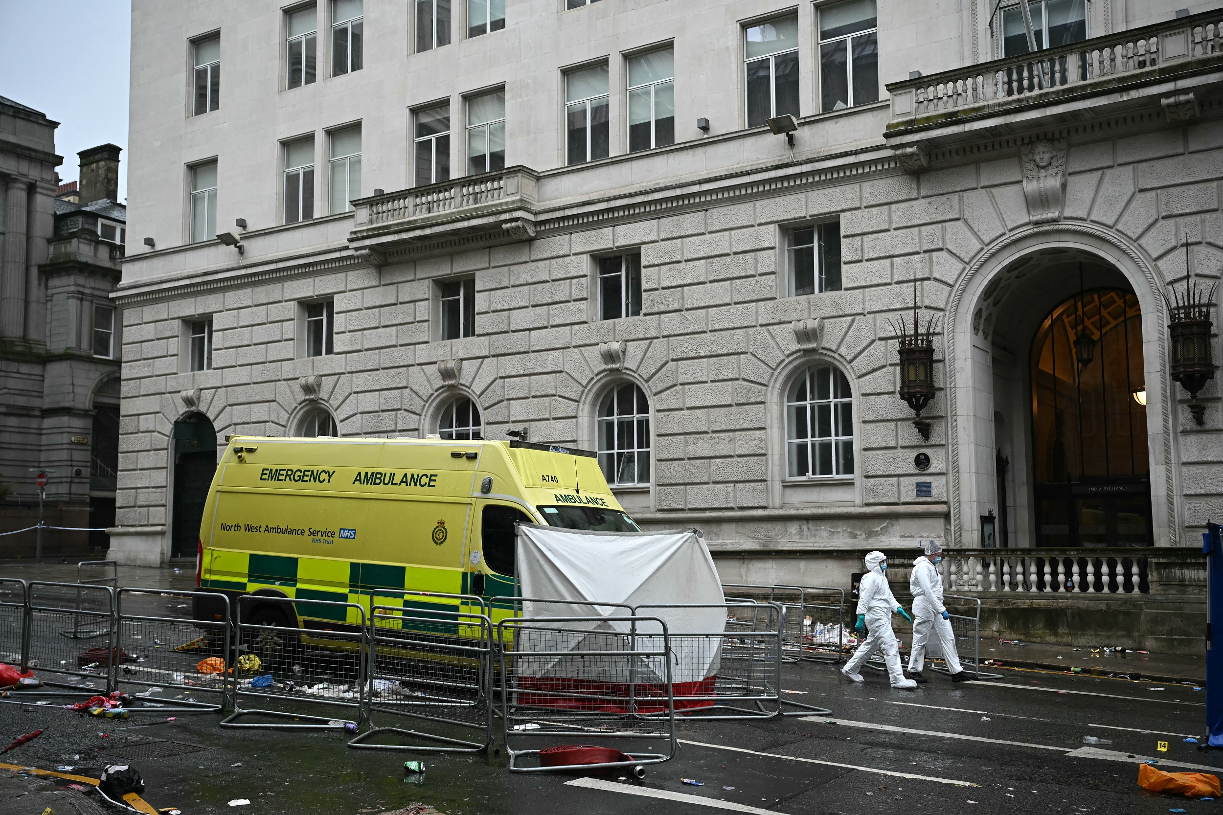 Policías forenses trabajan en el lugar de los hechos en Water Street, Liverpool, Inglaterra, el 27 de mayo de 2025, después de que un automóvil arrollara a la multitud reunida para el desfile del trofeo de la Premier League de Liverpool el 26 de mayo | Fuente: Getty Images