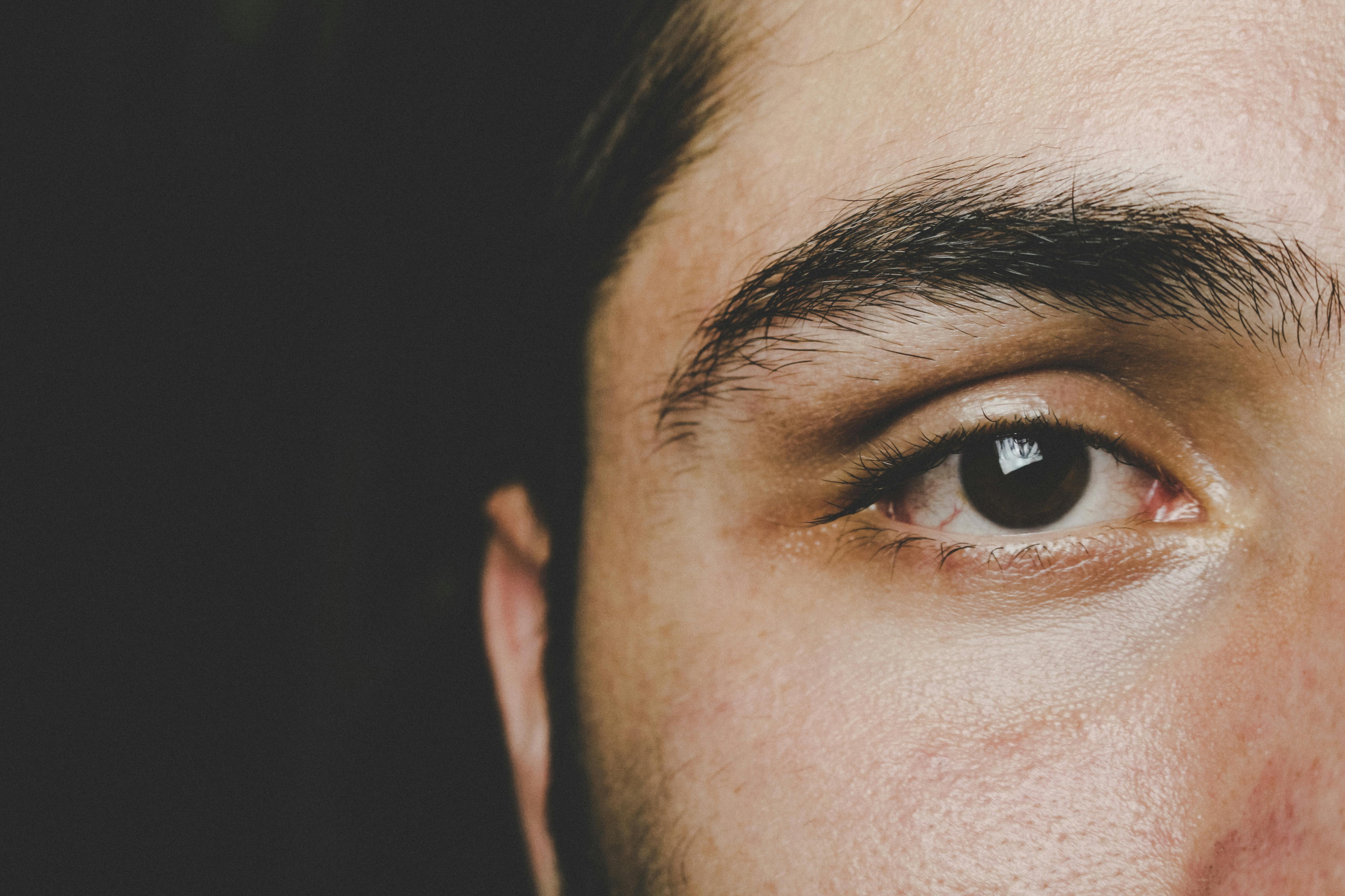 Foto de primer plano del ojo derecho de un hombre | Foto: Pexels