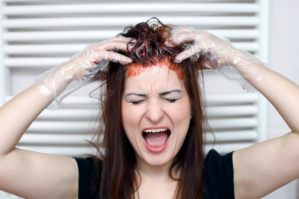 Mujer en proceso de teñir su cabello en casa. | Foto: Shutterstock