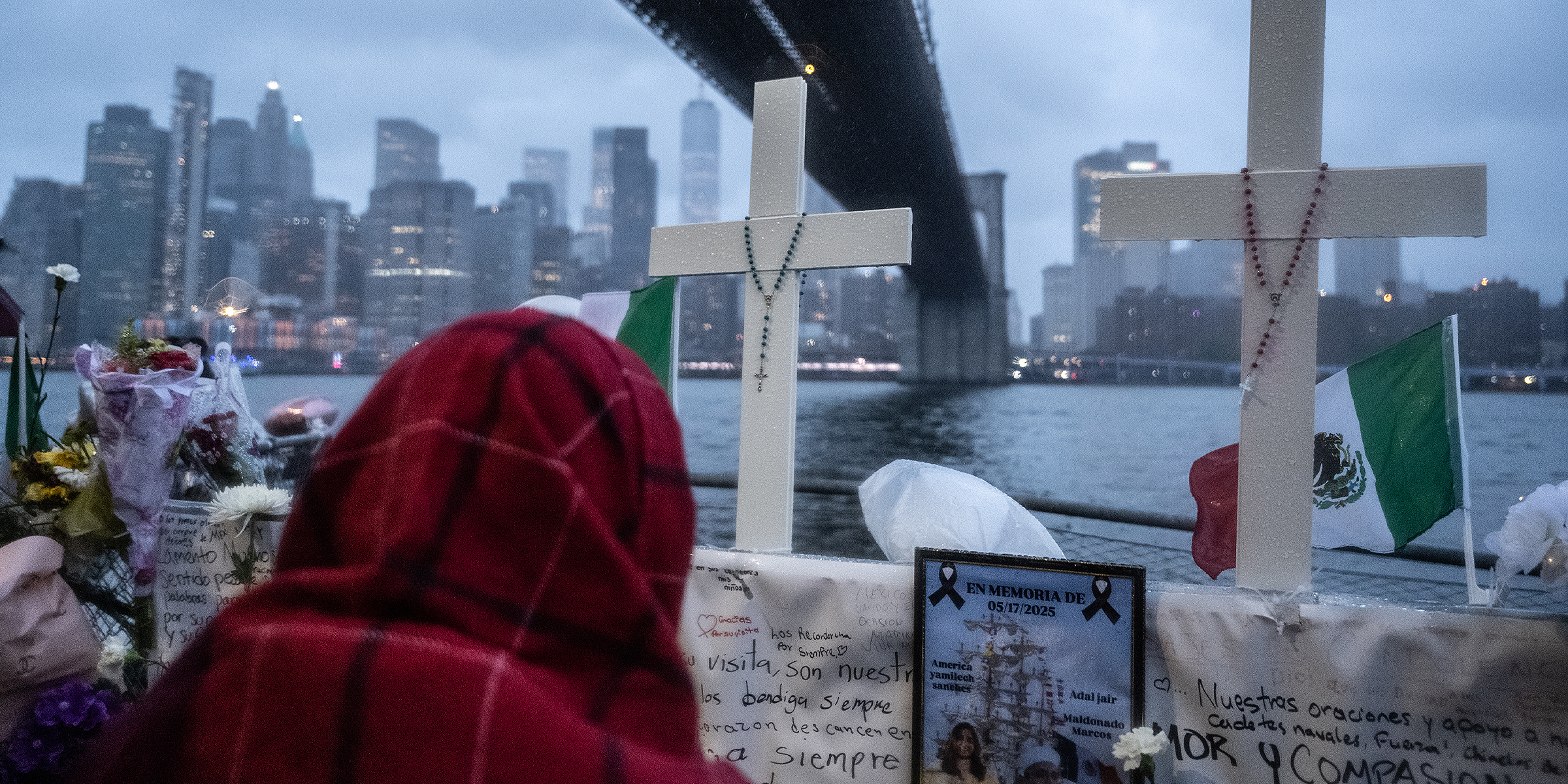 Flores y recuerdos en el lugar del accidente, en Nueva York. | Foto: Getty Images