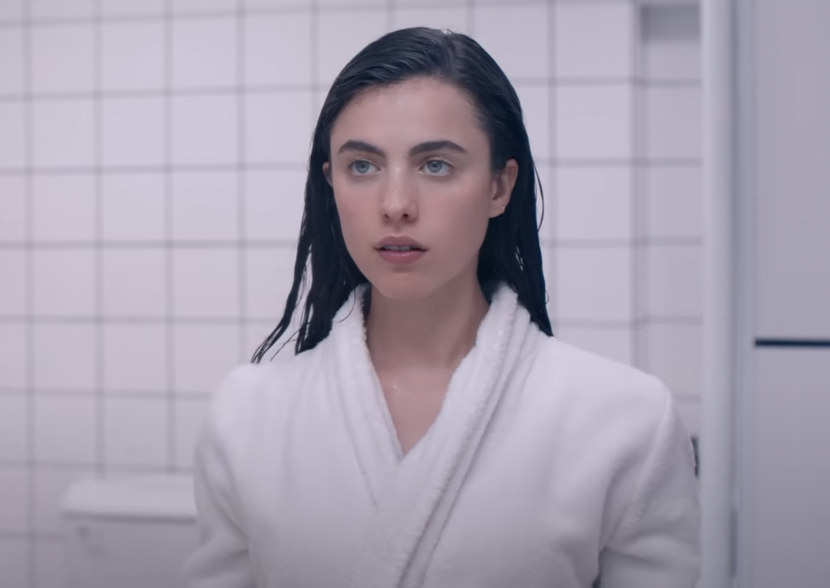 Margaret Qualley en el plató de "The Substance", en 2024 | Fuente: YouTube/MUBI