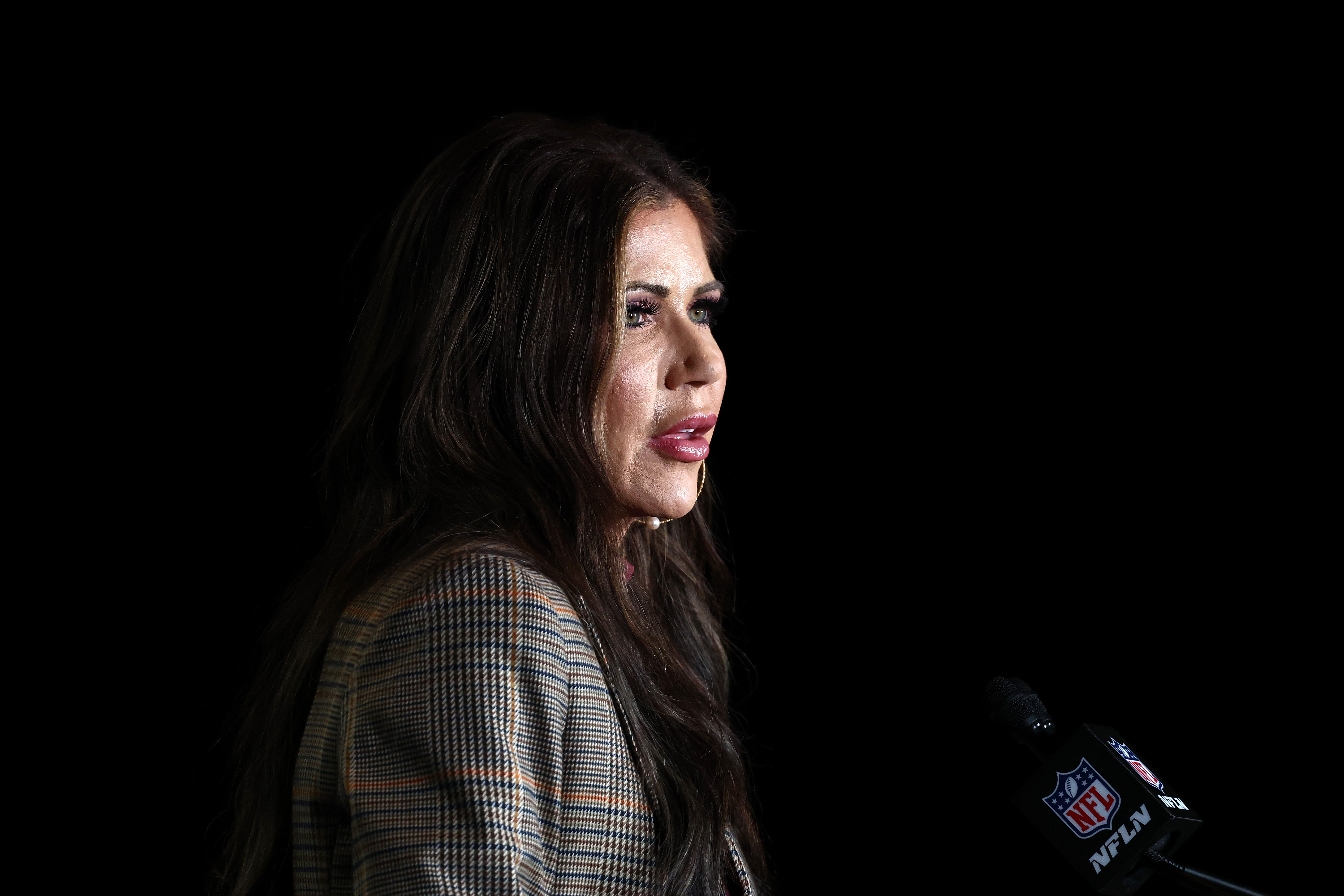 Kristi Noem hablando durante la conferencia. | Fuente: Getty Images