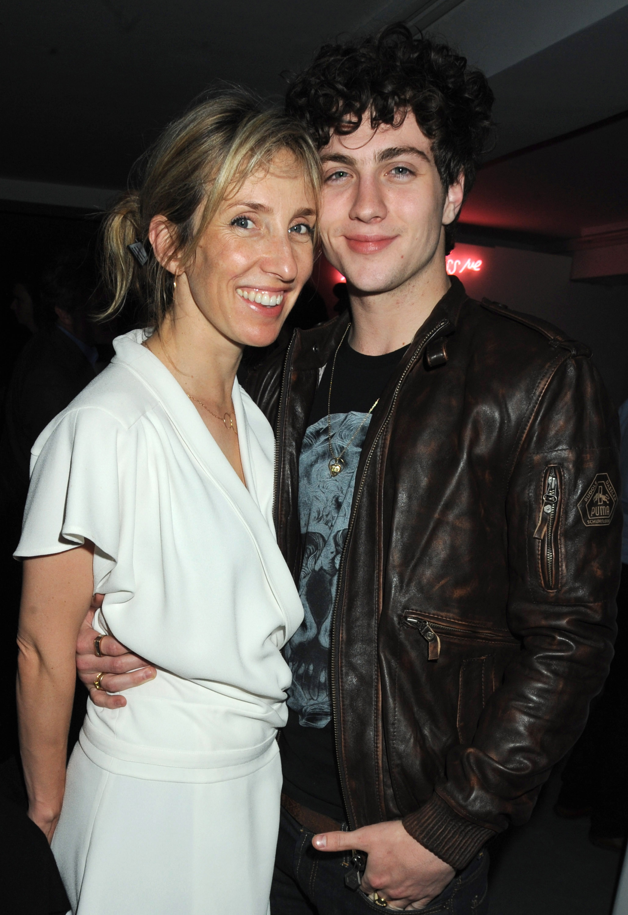 Sam y Aaron Taylor-Johnson en una fiesta el 28 de mayo de 2009, en Londres, Inglaterra. | Fuente: Getty Images