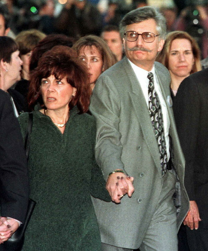 Padres de Ronald Goldman, Fred y Pattie Goldman, de la mano al entrar en el juzgado el 4 de febrero de 1997, en Santa Mónica, California | Foto: Getty Images