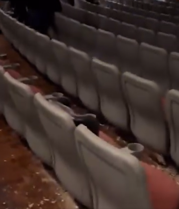Escombros del techo desplomado en la sala de cine | Fuente: Facebook/362Noticias