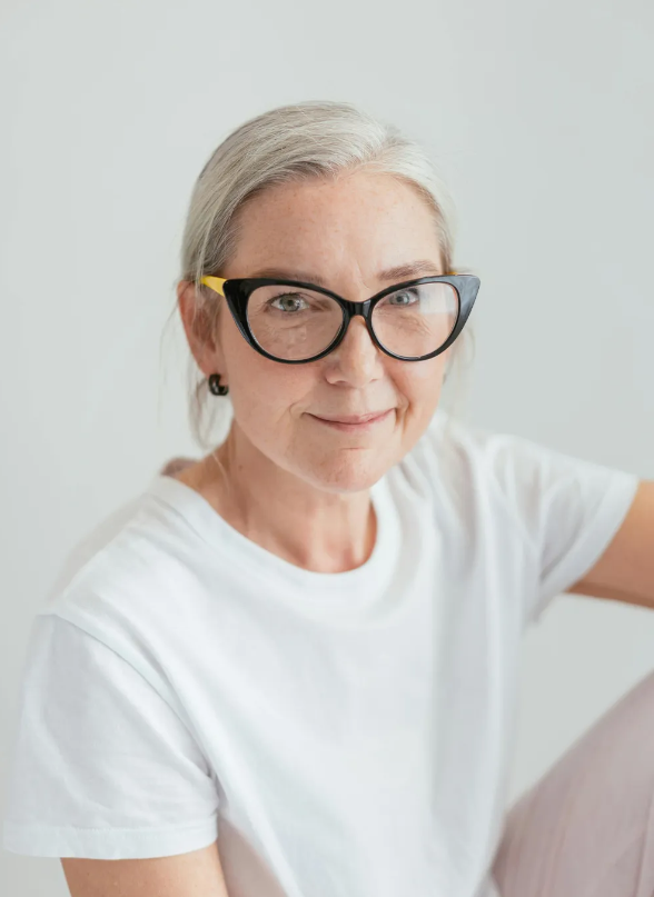 Mujer madura sonriendo | Fuente: Pexels