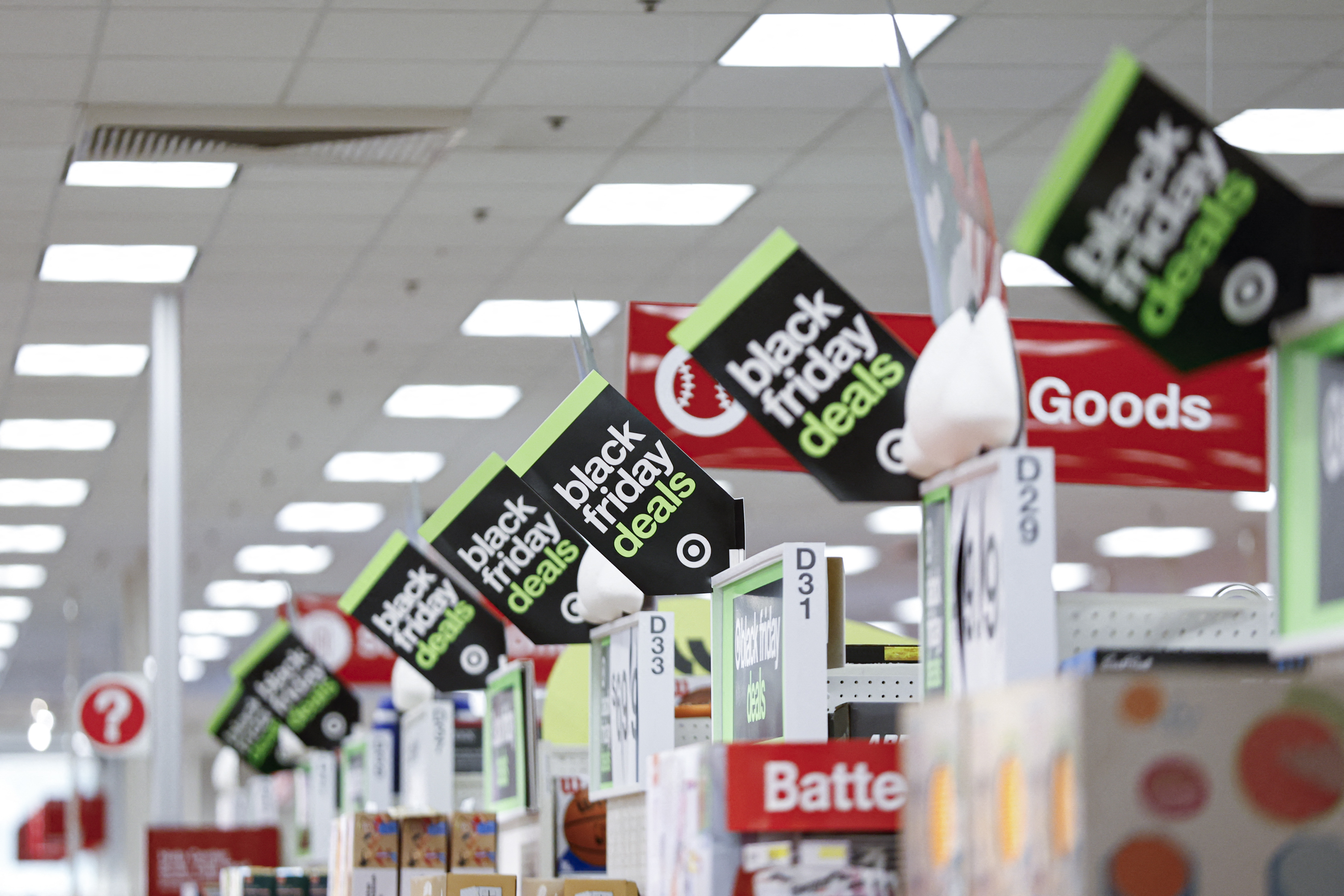 Carteles de rebajas del Black Friday en una tienda Target de Chicago, 26 de noviembre de 2024 | Fuente: Getty Images