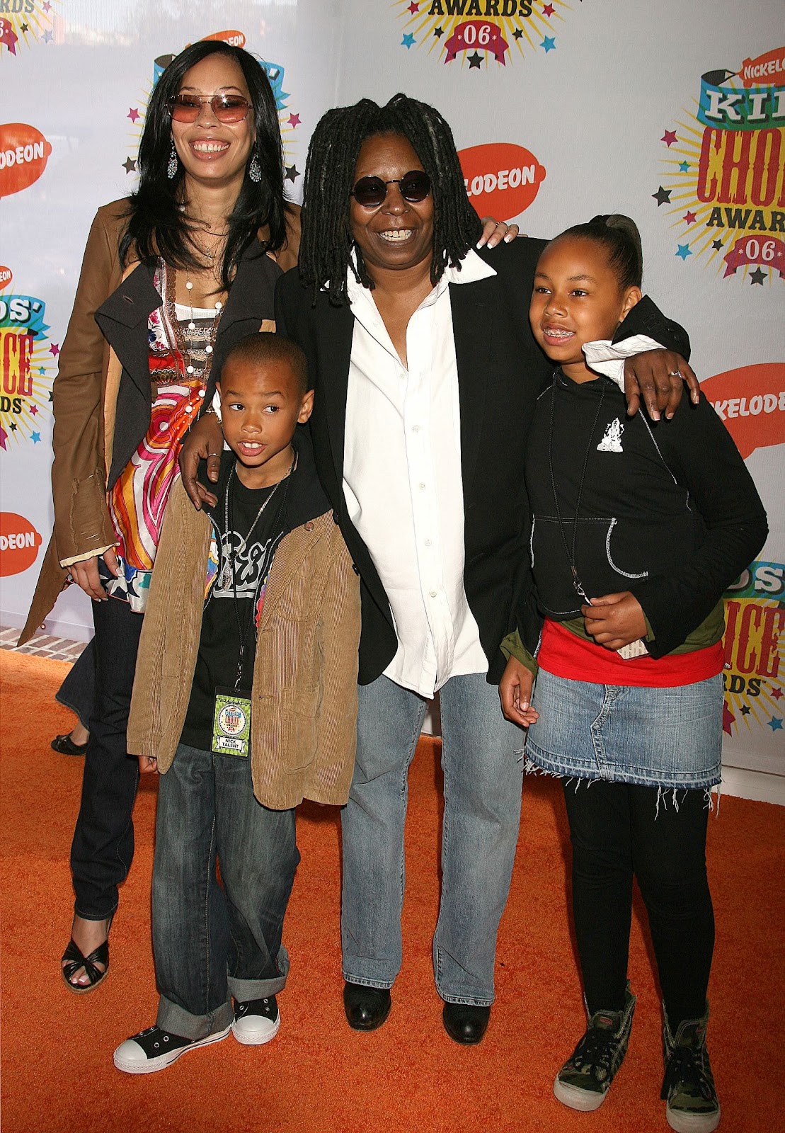 Alex Martin con su famosa madre y sus hijos en los 19º Premios Anuales Kids' Choice de Nickelodeon en 2006 | Fuente: Getty Images