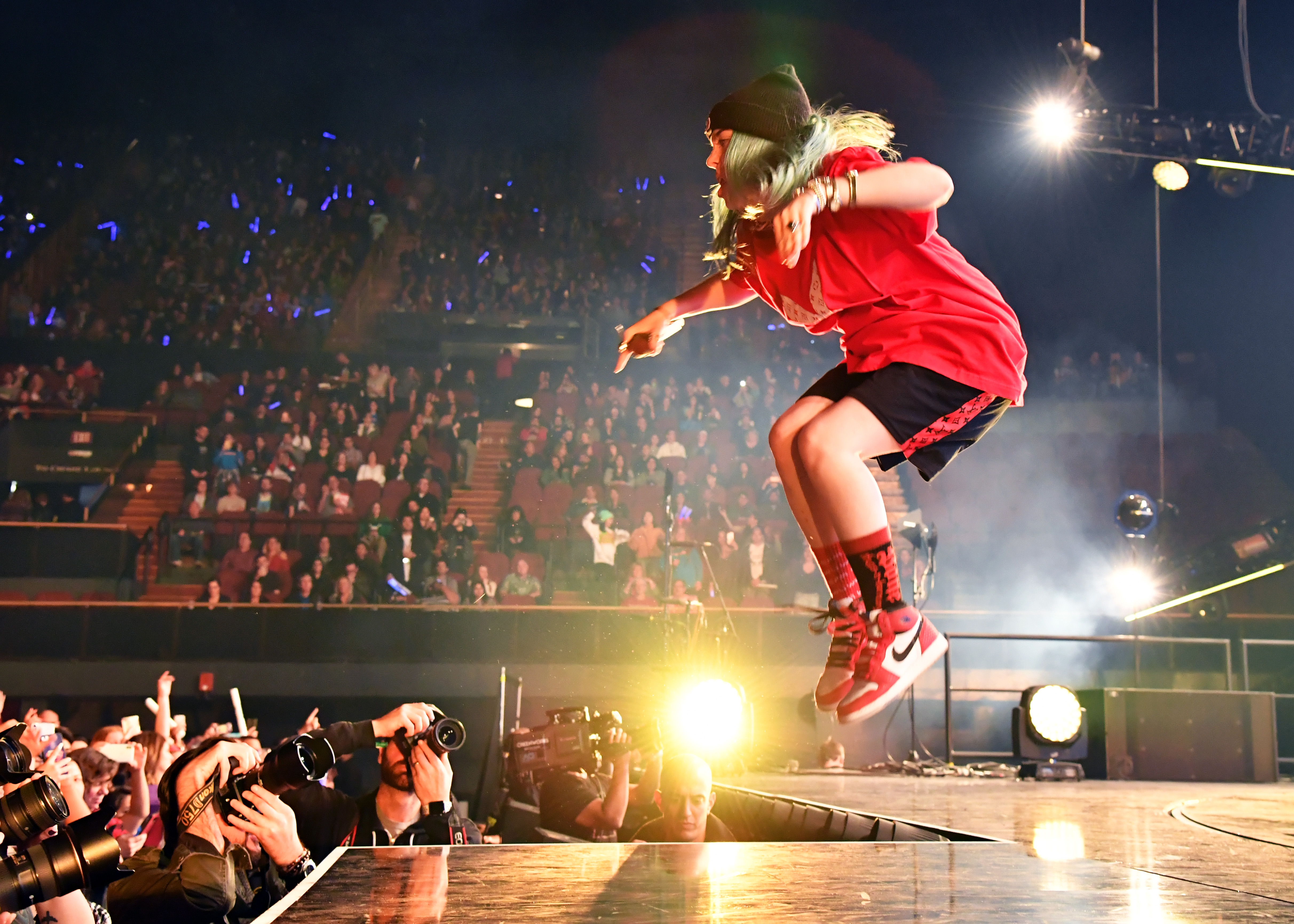 Billie Eilish actúa en el escenario durante KROQ Absolut Almost Acoustic Christmas en Inglewood, California, el 9 de diciembre de 2018 | Fuente: Getty Images