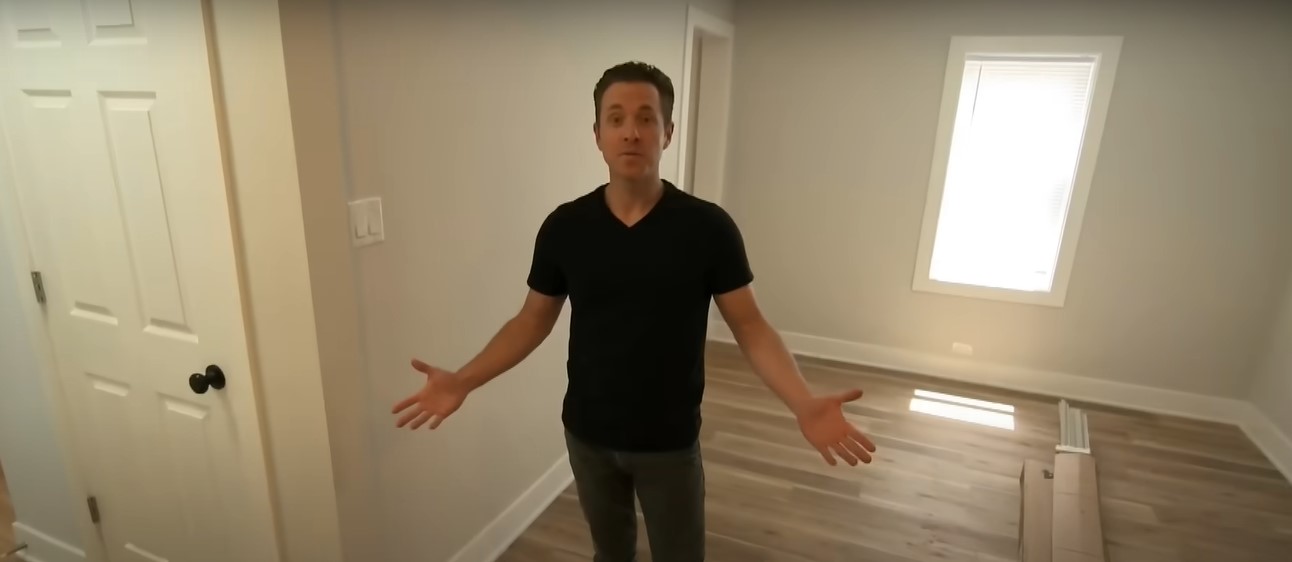 El actual dueño muestra la casa. | Foto: YouTube/Inside Edition