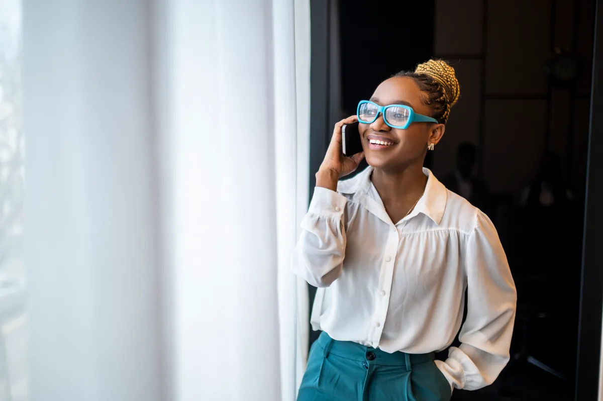 Una sonriente mujer hablando por teléfono | Fuente: Getty Images