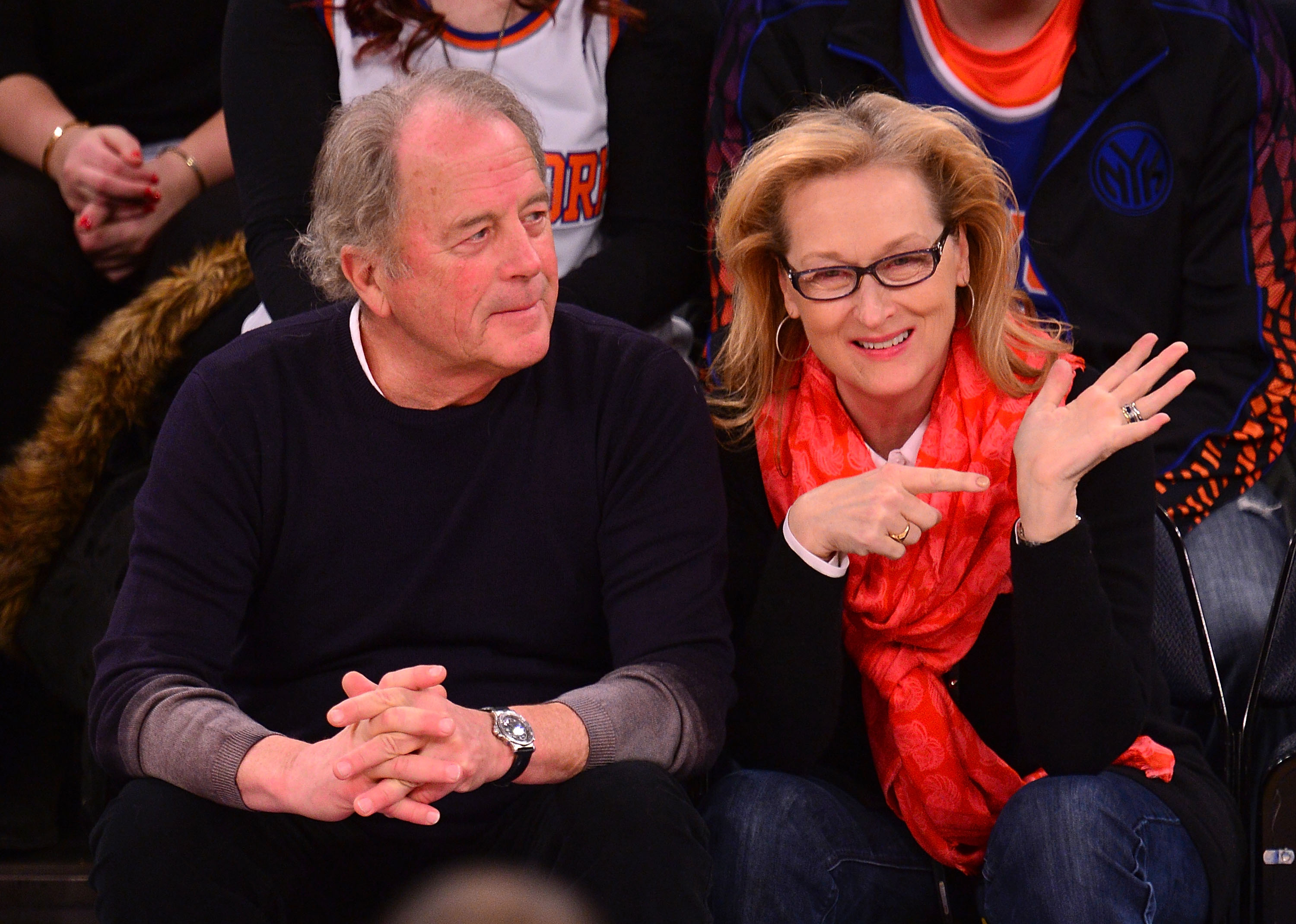 Don Gummer y Meryl Streep asisten al partido de Los Ángeles Lakers contra los New York Knicks en el Madison Square Garden, el 26 de enero de 2014 en Nueva York. | Foto: Getty Images