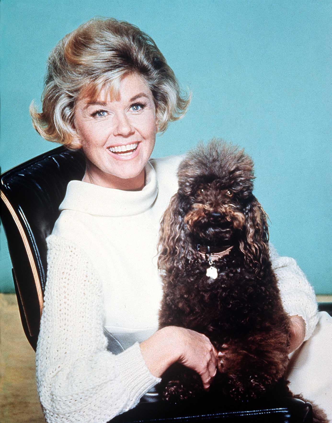 Doris Day con un perro en 1968 | Imagen tomada de: Getty Images