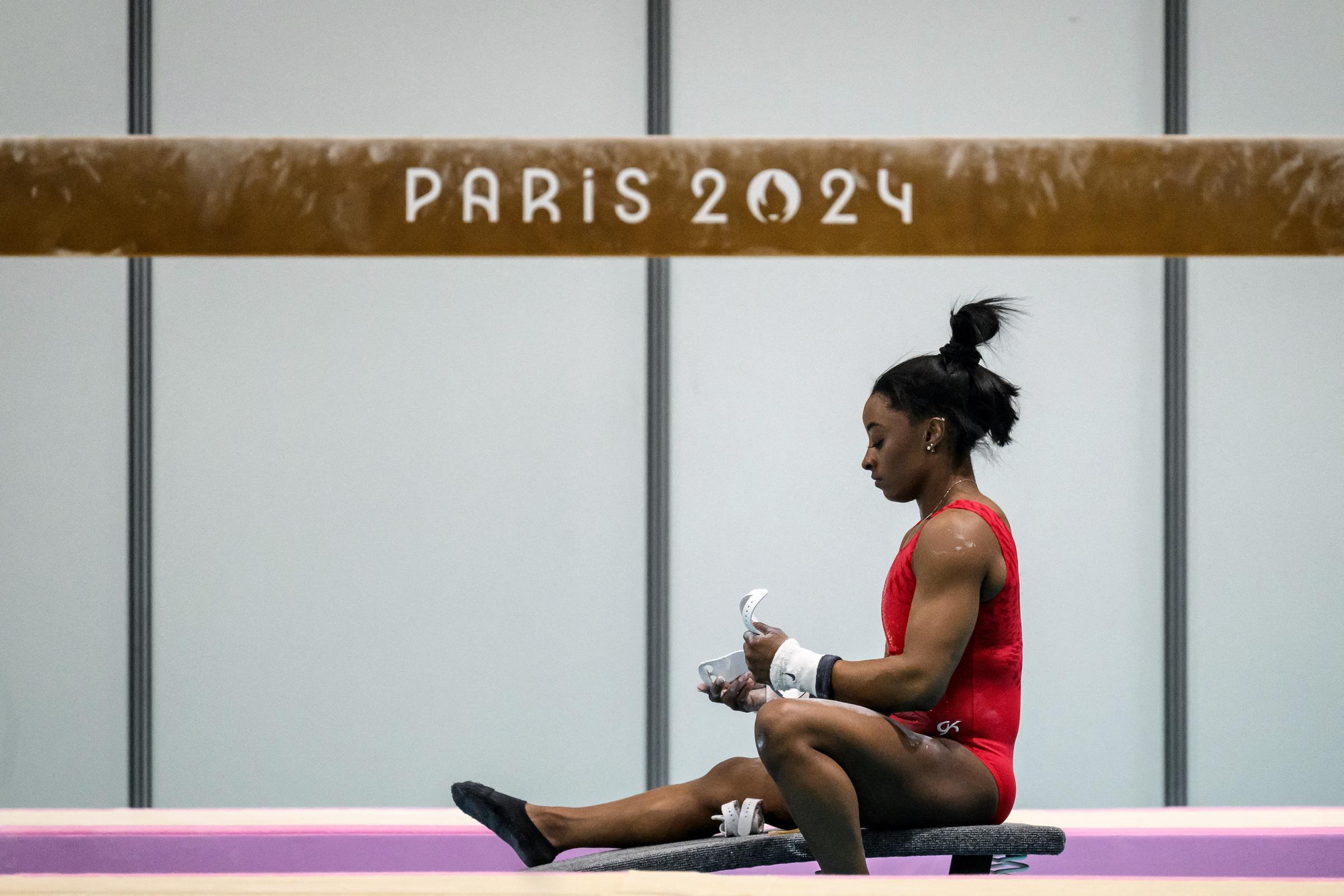 Simone Biles durante una sesión de entrenamiento en el centro de entrenamiento de Gimnasia de Le Bourget, Francia, el 22 de julio de 2024 | Fuente: Getty Images