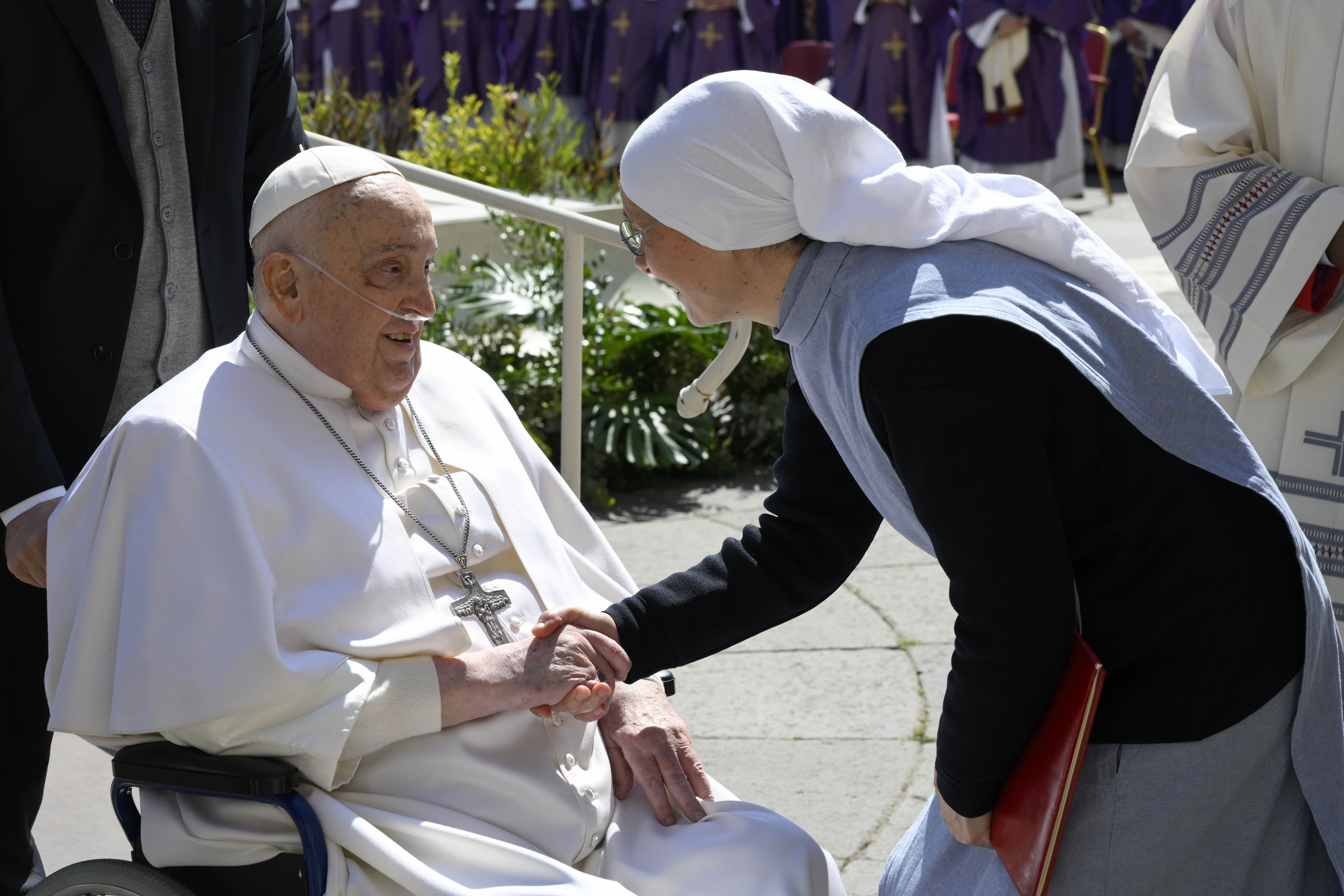 El papa Francisco saluda a una monja durante el "Jubileo de los enfermos y de los agentes sanitarios" en la Plaza de San Pedro el 6 de abril de 2025 en la Ciudad del Vaticano, Vaticano. | Fuente: Getty Images.