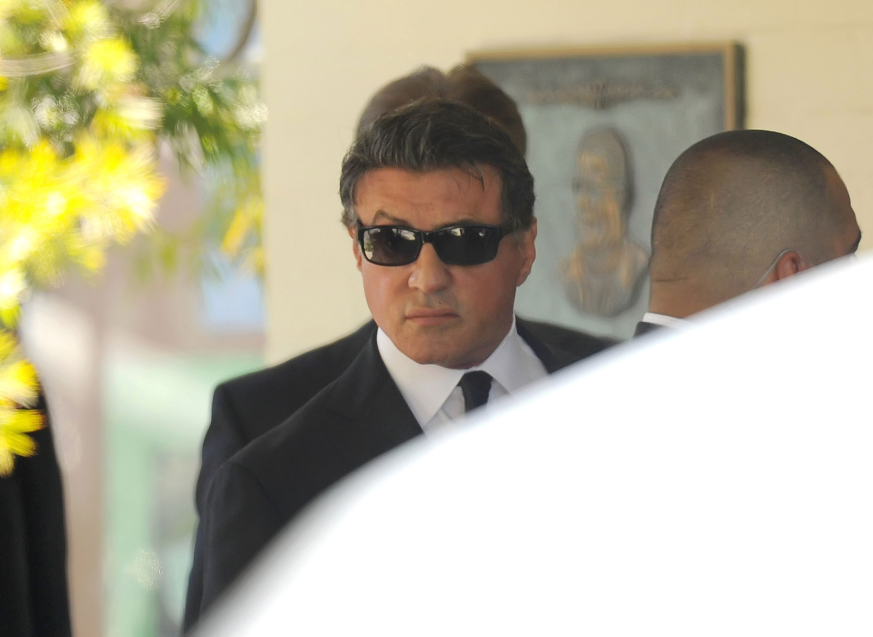 Sylvester Stallone asiste al funeral por su hijo, Sage Stallone, en Los Ángeles, California, el 21 de julio de 2012. | Foto: Getty Images
